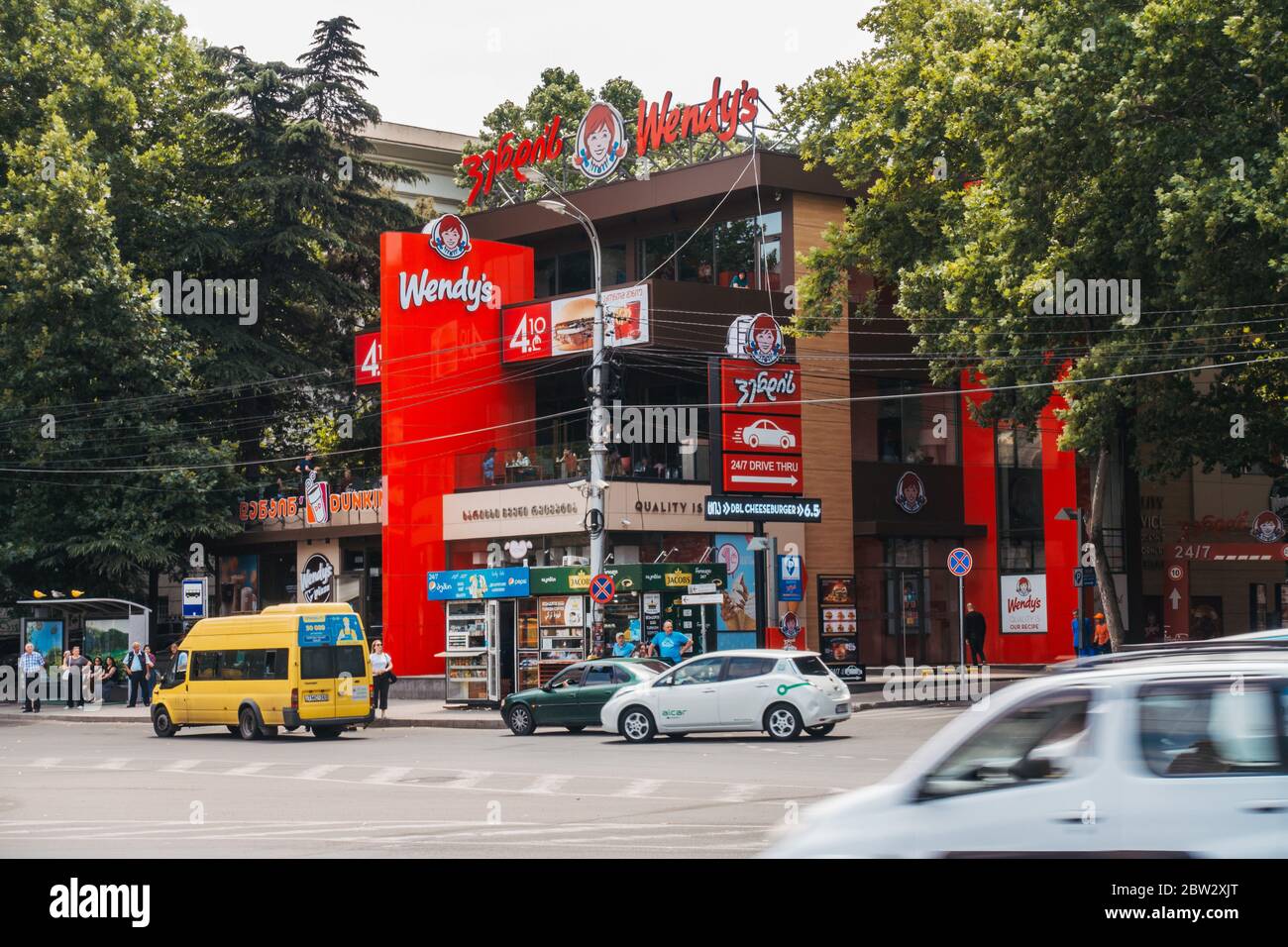 Der Verkehr fließt an einem Wendy's Hamburgers Restaurant in Tiflis, der Hauptstadt Georgiens, vorbei Stockfoto