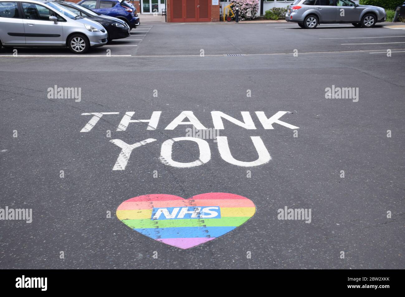 Vielen Dank und NHS Regenbogen Herz am Eingang zum Colman Krankenhaus während der Coronavirus Sperrung, Norwich UK Mai 2020 Stockfoto