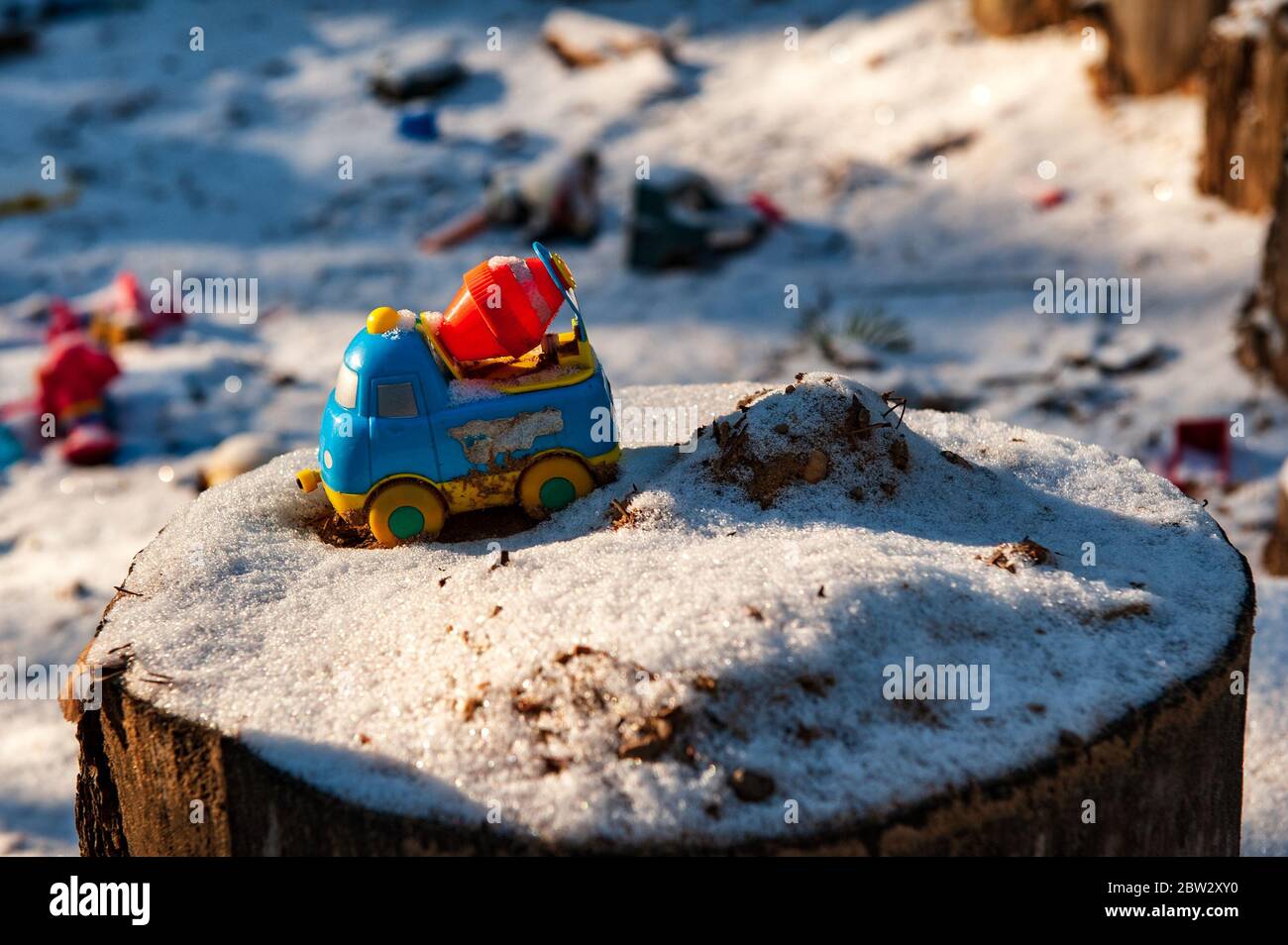 Verlassene oder verlorene Spielzeuge liegen auf dem Schnee. Konzept von Einsamkeit, Depression und Tod Stockfoto