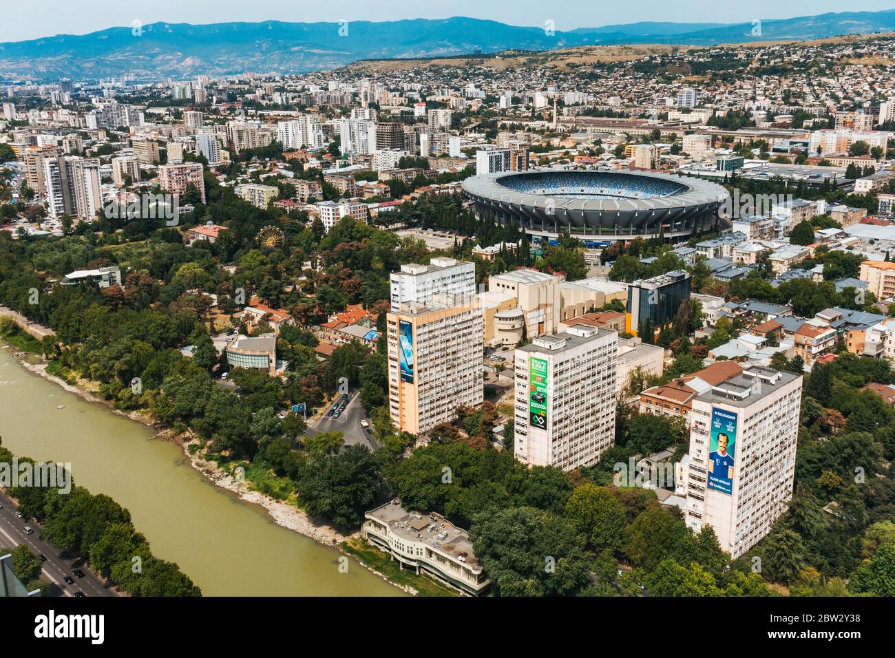 Blick über den Norden von Tiflis, der Hauptstadt Georgiens, in Richtung Dinamo Arena Stadion. Der Mtkvari Fluss fließt durch das Zentrum Stockfoto