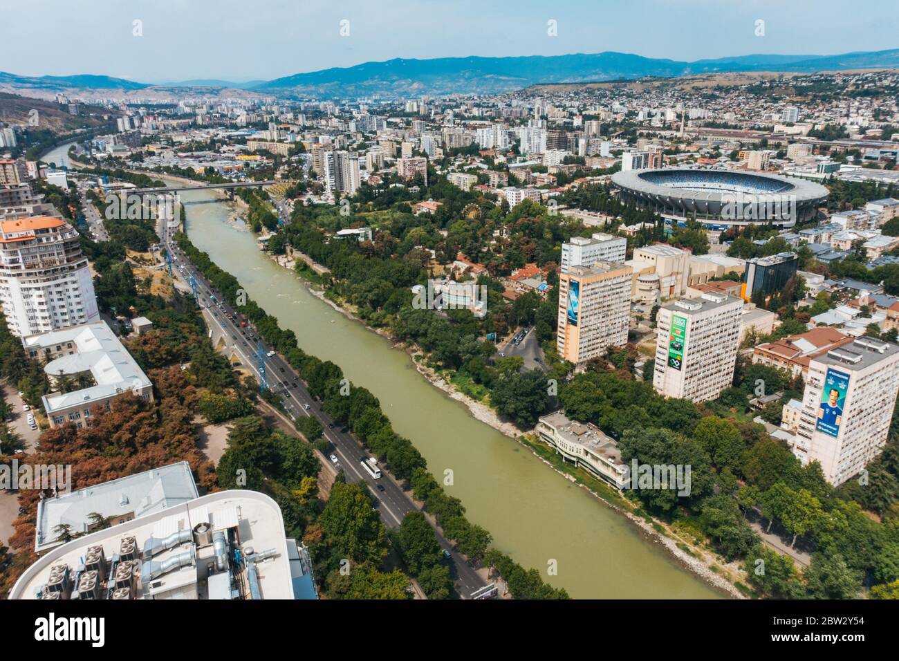 Blick über den Norden von Tiflis, der Hauptstadt Georgiens, in Richtung Dinamo Arena Stadion. Der Mtkvari Fluss fließt durch das Zentrum Stockfoto