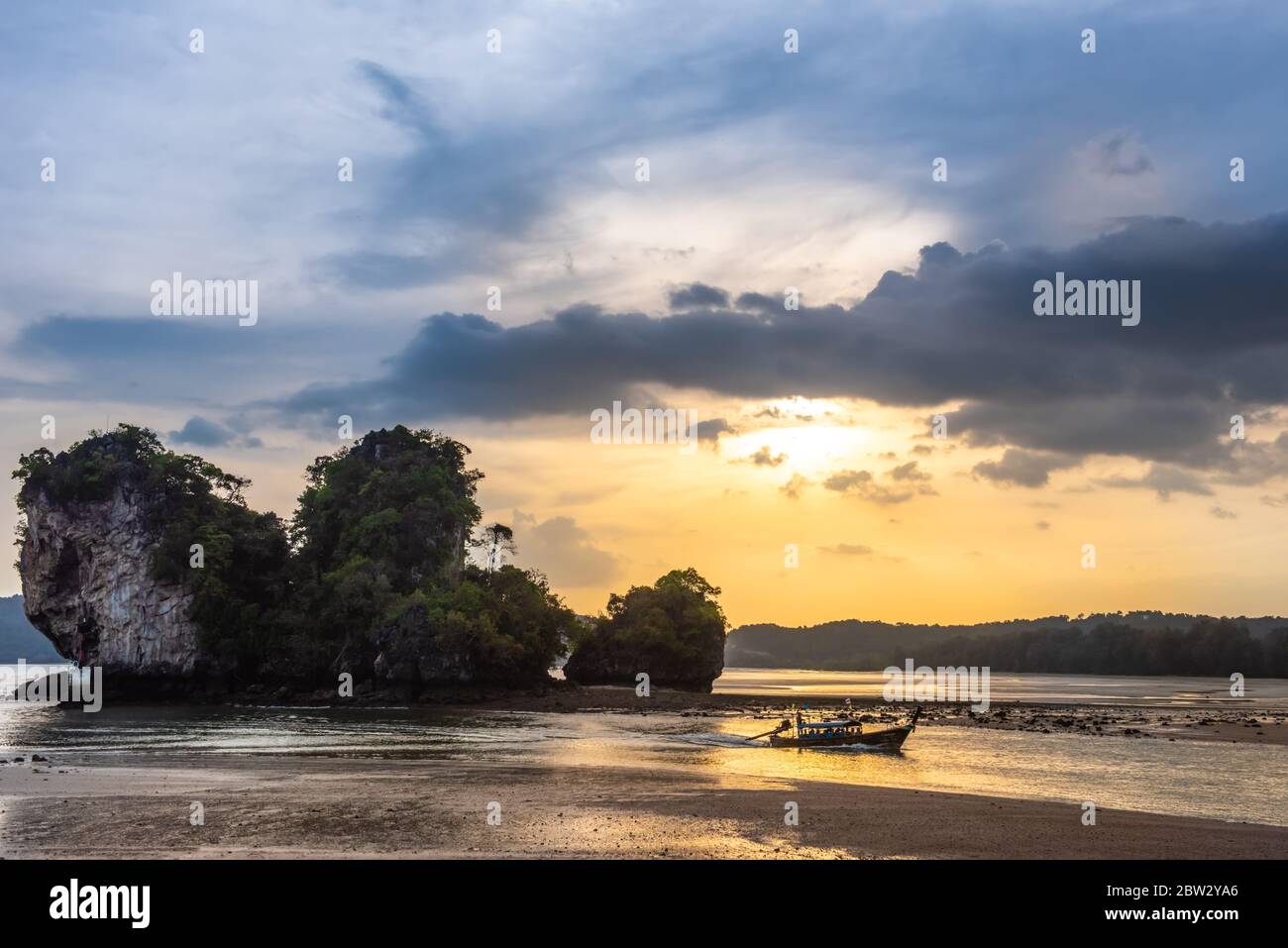 Den traditionellen thailändischen Longtail Boot im Sunset Beach. Ao Nang, Krabi Provinz. Stockfoto