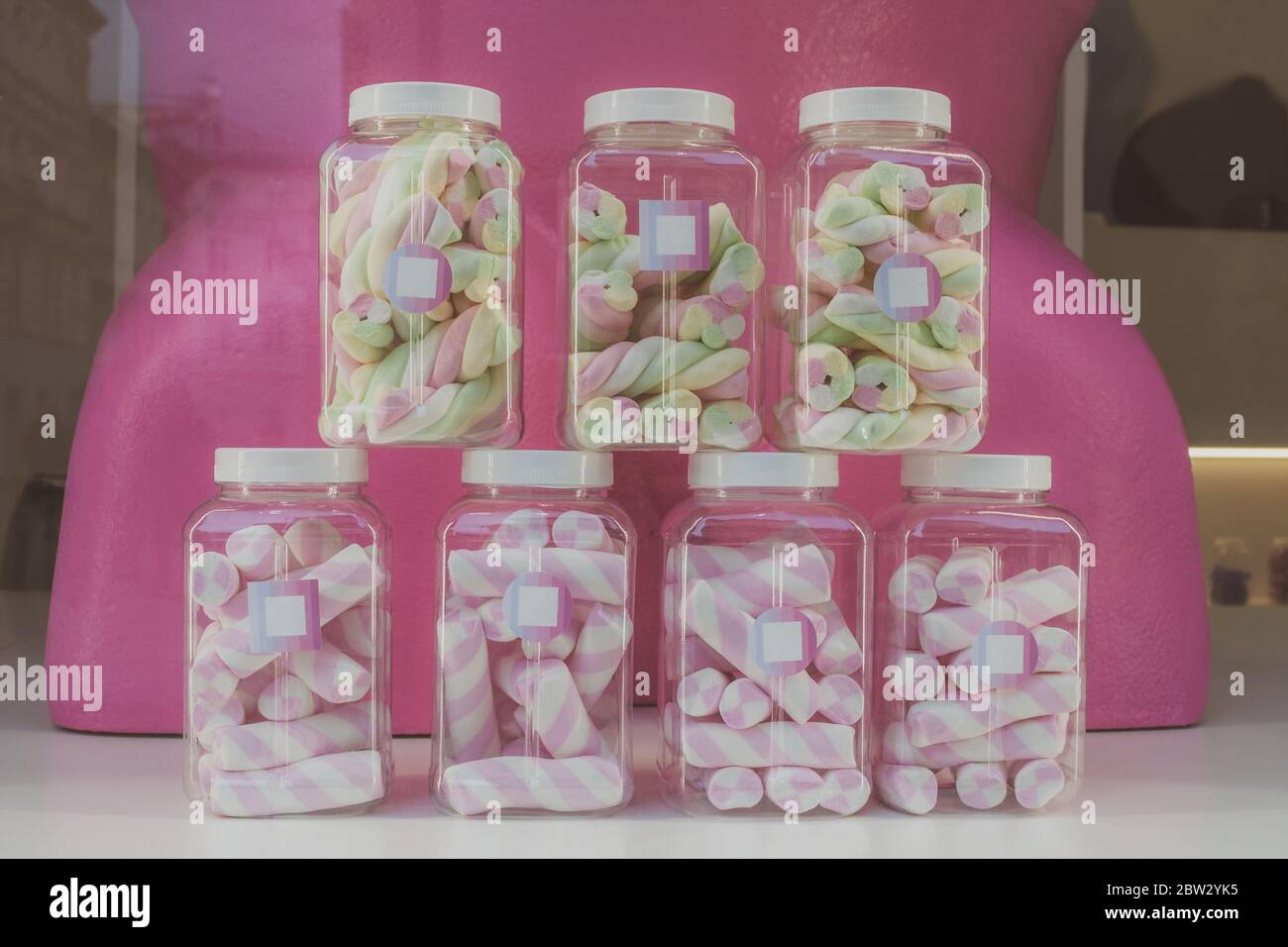 Marshmallows in transparenten Gläsern in Süßwarenladen Fenster, Retro-Farben Stockfoto