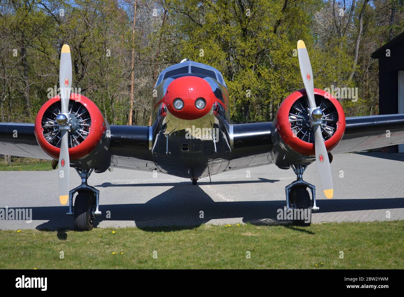 PRAG, TSCHECHISCHE REPUBLIK - APRIL 21 2020: Lockheed Electra 10A Vintage-Flugzeug Vorbereitung für den Flug auf dem Flughafen am 21. April 2020 in Prag Stockfoto