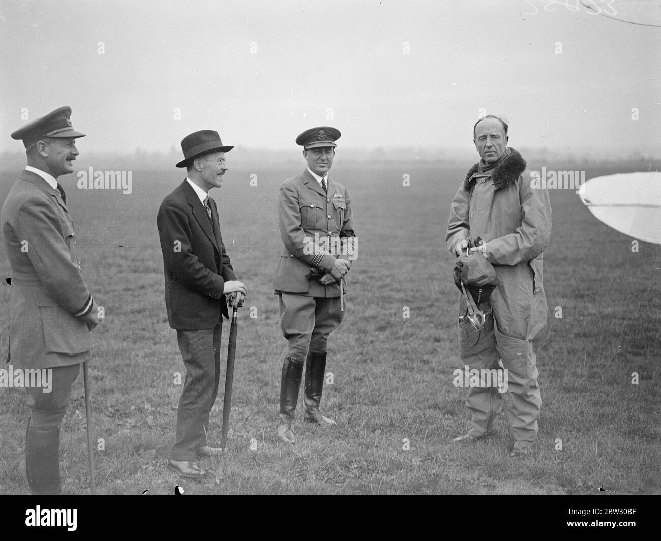 Lord Londonderry kommt aus Irland zu spät in London an, um kaiserliche Konferenzteilnehmer zu Hause begrüßen zu können. Lord Londonderry, der Minister für Luft, die die Ferien in Irland verbracht hat, flog zurück nach London, Ankunft am Northolt Aerodrome, zu spät, um die kaiserliche Konferenz Delegierten zu Hause begrüßen. Lord Londonderry verlässt das Flugzeug in Northolt . Bis 26. August 1932 Stockfoto