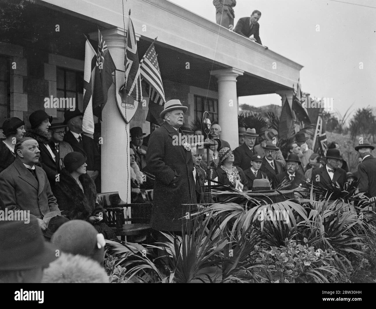 Lord Mayor of London eröffnet Walthamstow Freiluftbäder. Der Oberbürgermeister Sir Maurice Jenks eröffnete die neuen Badeteiche Leyton und Walthamstow am Whipps Cross, Essex. Der Oberbürgermeister Sir Maurice Jenks spricht am 6. Mai 1932 Stockfoto