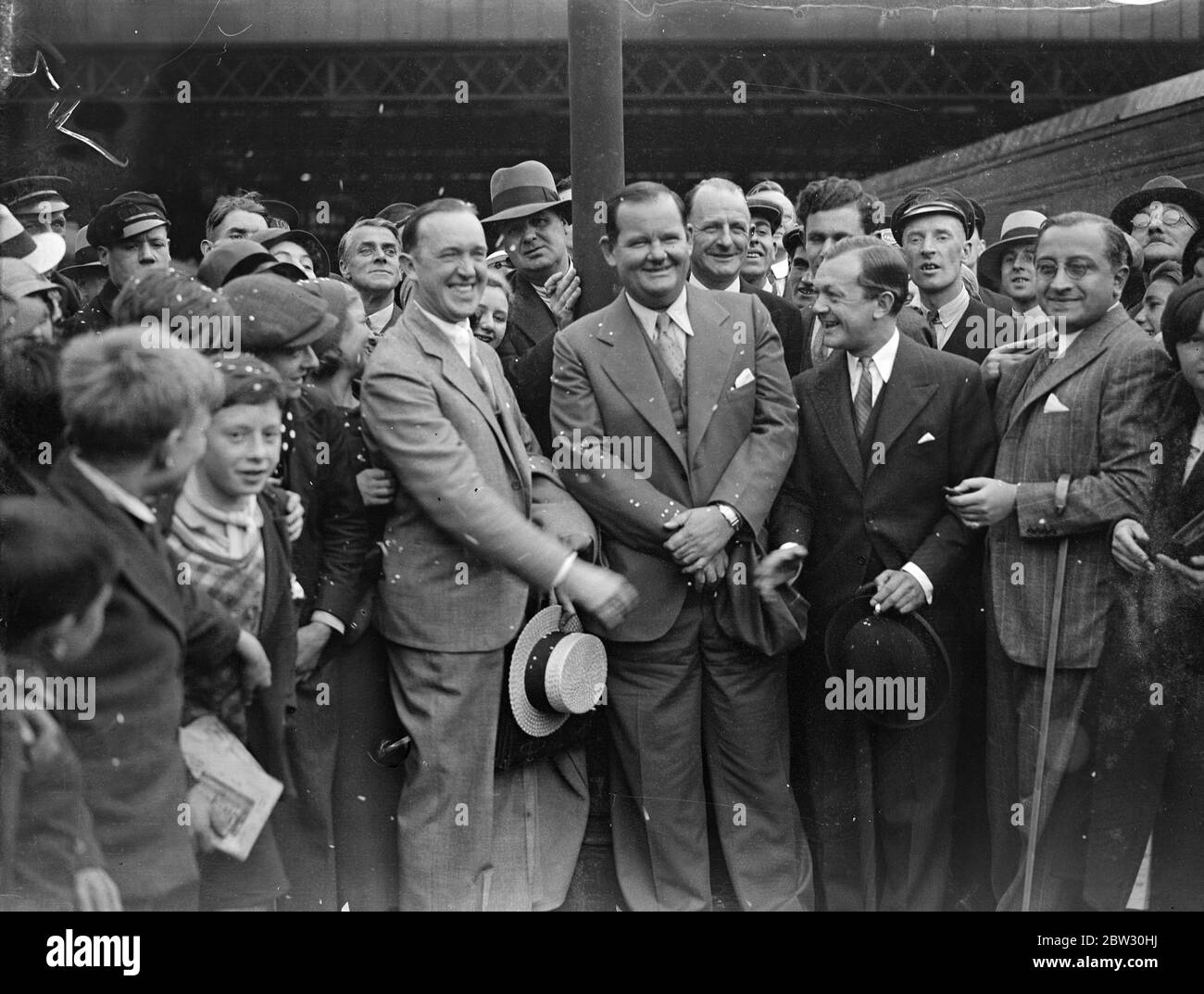 Laurel und Hardy in London. Stan Laurel, dessen richtiger Name Jefferson und sein amerikanischer Partner Oliver Hardy, der Filmkomödianten, sind in London am Waterloo Station, London, auf dem Aquitania-Bootszug angekommen. Stan Laurel wird von Bobby Howes bei der Ankunft am Waterloo Station in London begrüßt. 23 Juli 1932 Stockfoto