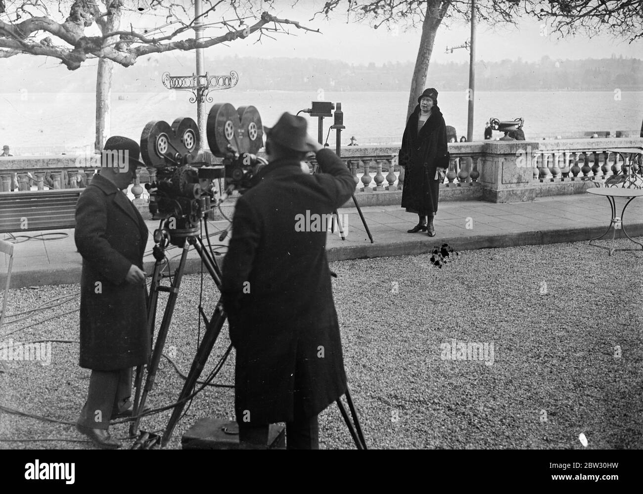 Nur eine Delegierte der Welt-Abrüstungskonferenz posiert für Filme. Frau Mary Emma Wooley , die einzige Delegierte der Welt-Abrüstungskonferenz , spricht für die Tonfilme auf der Terrasse des Friedenspalastes in Genf . Februar 1932 Stockfoto