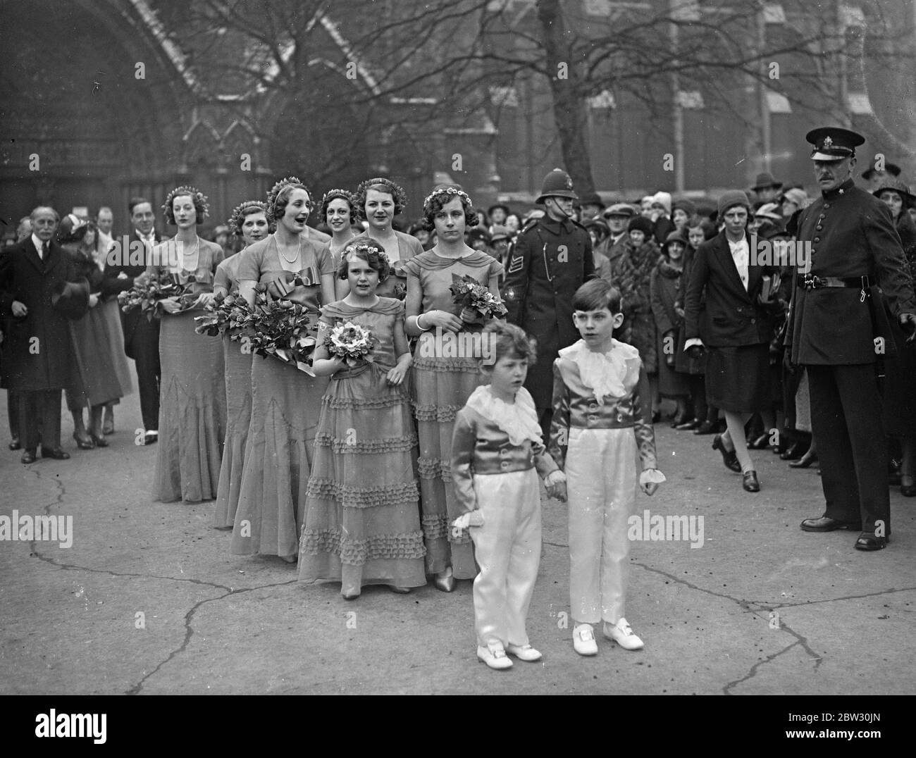 Indischer medizinischer Dienst Kapitän vermählt in London . Die Ehe von Cpitain Kenneth H EIN Kreuz, M C. Indian Medical Service, und Miss Joan Cunnington von Gosfield, Essex, fand in St Anselm ' s Kirche, Davies Street, londom. Die Braut und Bräutigam verlassen die Kirche nach der Zeremonie. ( beachten Sie das sehr lange Kleid von der Braut getragen ) 29. April 1932 Stockfoto