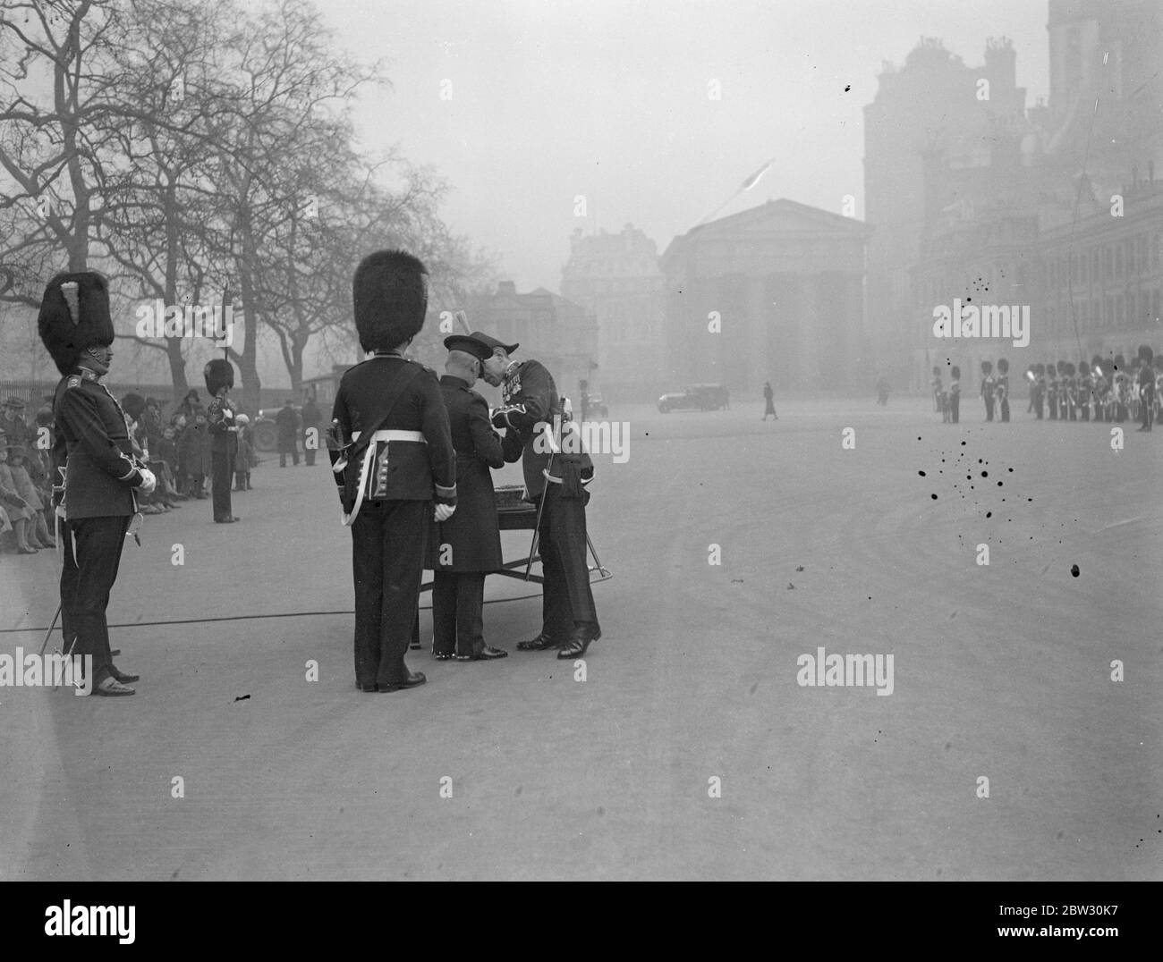 St. Patricks Day von Irish Guards in London gefeiert. Die übliche Feier des St. Patricks Day fand in der Irish Guards Hauptquartier in Wellington Barracks, London, als die Irish Guards Büschen von ihrem Oberst, dem Earl of Cavan erhalten. Der Graf von Cavan wird vom Offizier, der das 1. Bataillon befehligt, nach der Verteilung des Schamrock an die irische Garde geschmückt. 17 März 1932 Stockfoto