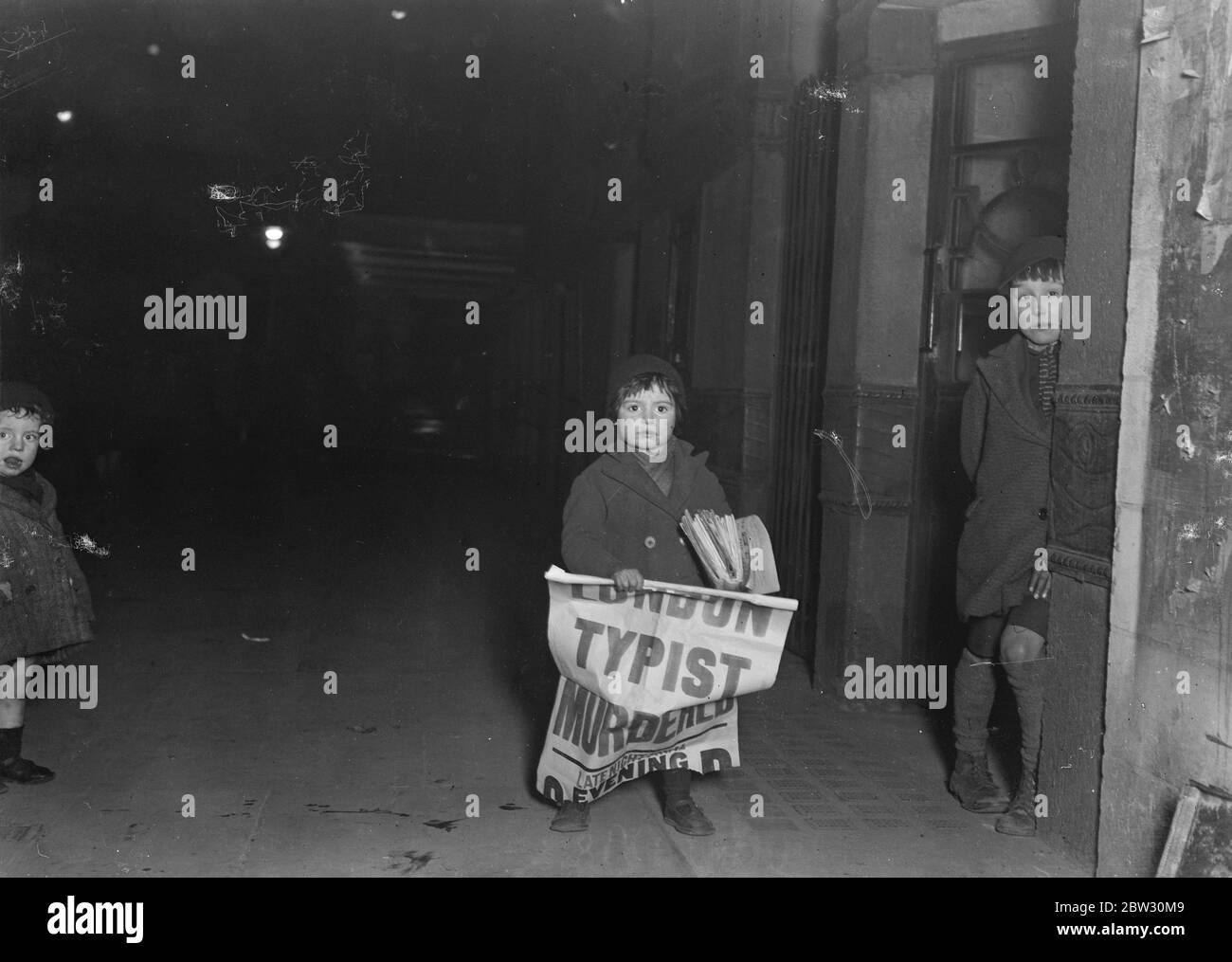 Der jüngste Zeitungsverkäufer der Welt. Dieses Kind, das erst fünf Jahre alt ist, verkauft regelmäßig Zeitungen auf einem Stellplatz in Covent Garden, London. 27. Januar 1932 Stockfoto