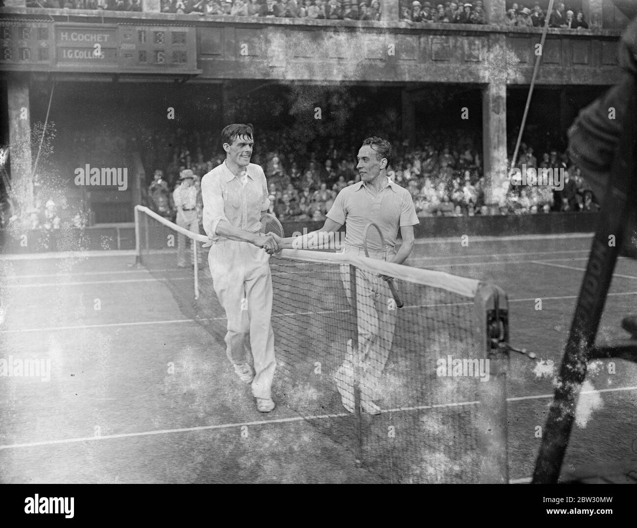 Wimbledon Sensation - Cochet geschlagen von Collins in Singles in Wimbledon . I G Collins (Großbritannien) eine erstklassige Sensation, als er Henri Cochet von Frankreich in den Männern Singles in Wimbledon besiegt, in der All England Club. I G Collins (links) schüttelt die Hände mit Cochet nach dem Spiel. 21 Juni 1932 Stockfoto