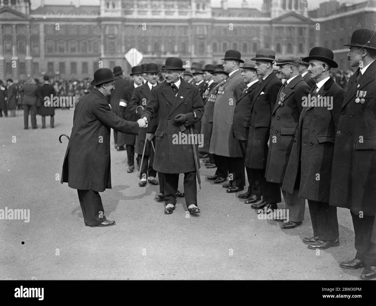 Vierzehnten Jahrestag der fünften Armee Retreat in London gedenkt. General Sir Ivor Maxe, inspizierte die Red Fox Comrades Association, die vor vierzehn Jahren während des Krieges an den Fünften Armeeeinkehrtagen teilgenommen hatte, bei der Horse Guards Parade London. General Sir Ivor Maxe, der bei der Inspektion mit einem alten Kameraden die Hände schüttelt. 20 März 1932 Stockfoto