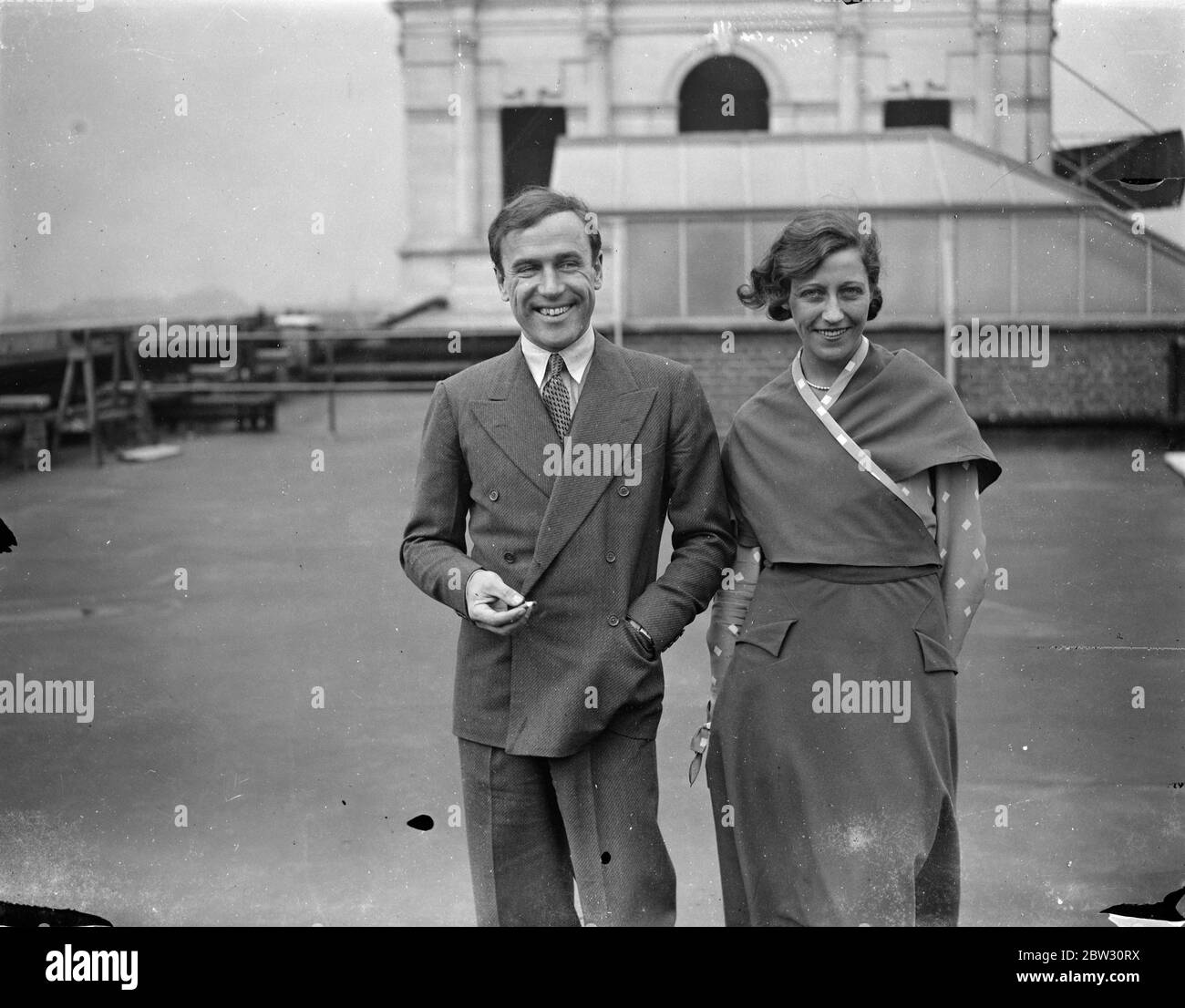 J EIN Mollison, um Miss Amy Johnson zu heiraten. Das Engagement wird von Herrn J A Mollison , der vor kurzem brach die England nach Kapstadt Flugrekord , zu Miss Amy Johnson , die einen wunderbaren Soloflug nach Australien gemacht angekündigt . Miss Amy Johnson und Mr J A Mollison , zum ersten Mal zusammen fotografiert nach dem Amunzement ihrer Verlobung . 10 Mai 1932 Stockfoto