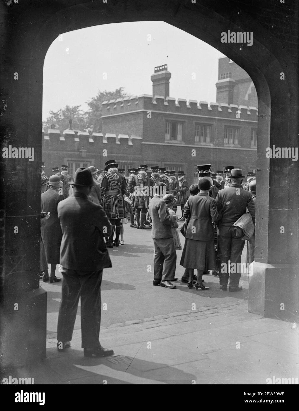 Herzog von Connaught inspiziert Yeoman der Wachen . Die Yeoman der Wache wurden von H.R.H. der Herzog von Connaught in St. James Palace, London inspiziert. Die Yeumen der Garde marschieren zur Inspektion in das Schlossgelände. . 23 Juni 1932 Stockfoto