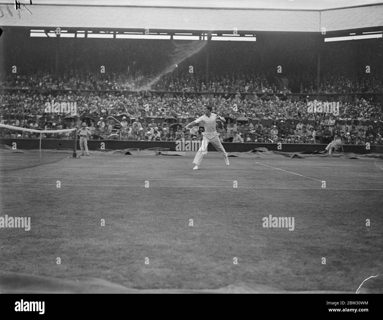 Austin gewinnt im Halbfinale in Wimbledon. H W Bunny Austin, der englische Tennisspieler, besiegte Satoh von Japan im Halbfinale der Männer-Singles in der Wimbledon-Tennis-Meisterschaften. Austin im Spiel während des Spiels. 30 Juni 1932 Stockfoto