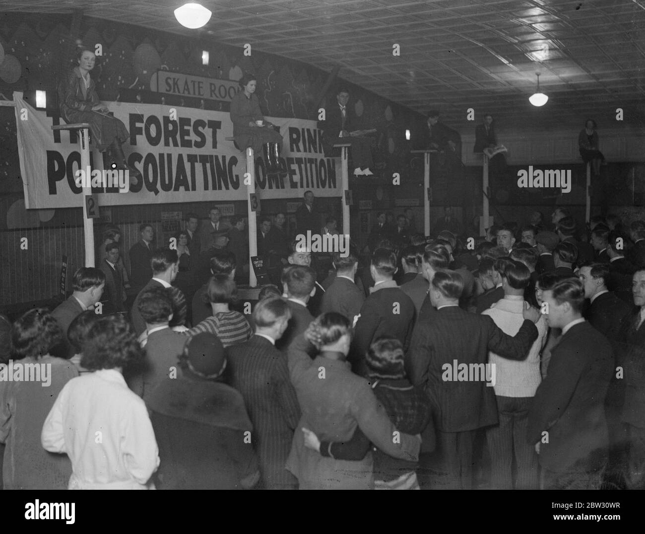 Erster London Pole Squatting Wettbewerb . Freak Ausdauer Platten nach England verbreitet. 29. Januar 1932 Stockfoto