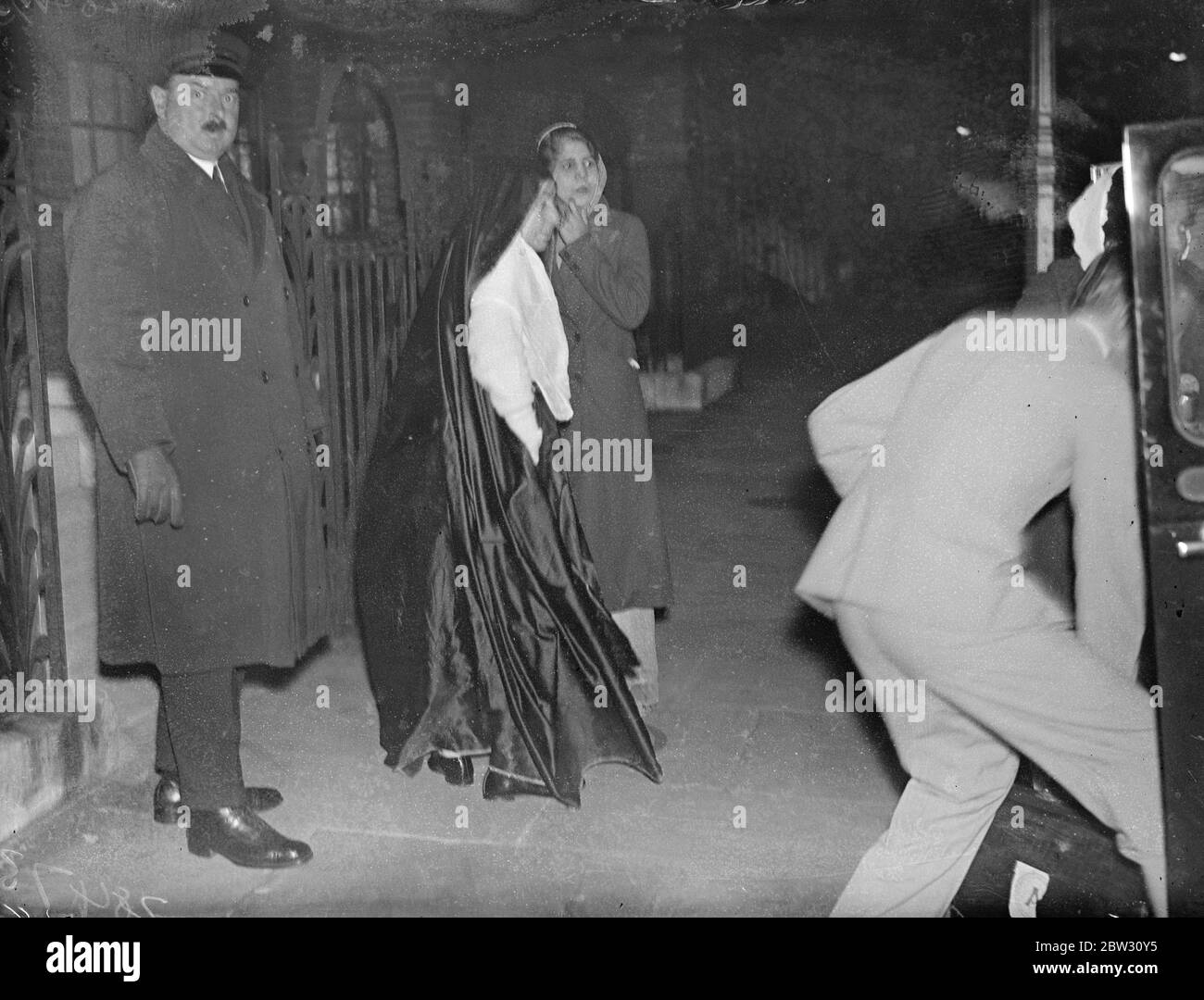 Schwer verschleierte Lady Ali Shah Aga Khan ' s Mutter geht zum ersten Mal in London. Zum ersten Mal seit ihrer Ankunft in London, Lady Ali Shah, die 86 Jahre alte Mutter, von Aga Khan, die ihren ersten Besuch in London, verließ das Haus ihres Enkels, Prinz Aly Khan, in Mayfair, Tragen einen schweren Schleier . Lady Ali Shah, schwer verschleiert verlassen das Haus ihres Enkels in Mayfair. 30. September 1932 Stockfoto