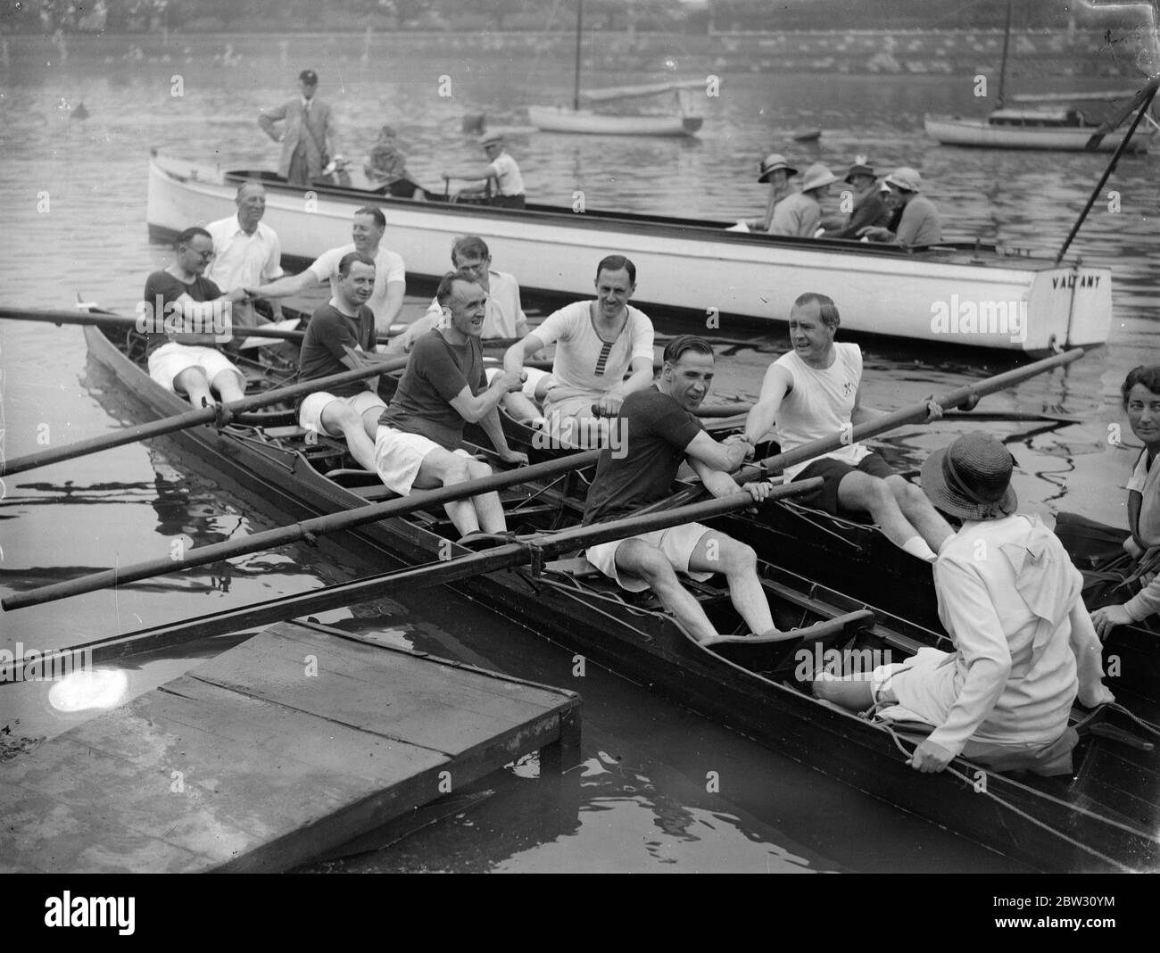 MP ' s nehmen an Boot-Rennen gegen blinde Crew . Vier Parlamentsmitglieder, darunter Captain Ian Fraser, der blinde Abgeordnete, der Vorsitzender von St. Dunstans ist, nahmen an einem Ruderrennen gegen eine Mannschaft von blinden Soldaten in der jährlichen St. Dunstans Regatta in Putney Teil. Kapitän Ian Fraser streichelte die MP ' s Nummer 4 Liegeplatz . Die Mannschaft des MP von links nach rechts, L H Gluckstein MP, Richard Law MP, Captain Ian Frase MP und Harold Sutcliffe MP kommen mit ihren Rudern aus. 13 Juli 1932 Stockfoto