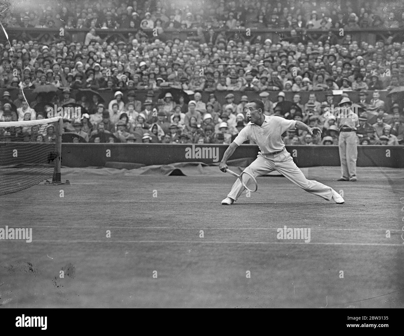Austin gewinnt im Halbfinale in Wimbledon. H W Bunny Austin, der englische Tennisspieler, besiegte Satoh von Japan im Halbfinale der Männer-Singles in der Wimbledon-Tennis-Meisterschaften. Satoh in Aktion während des Spiels . 30 Juni 1932 Stockfoto