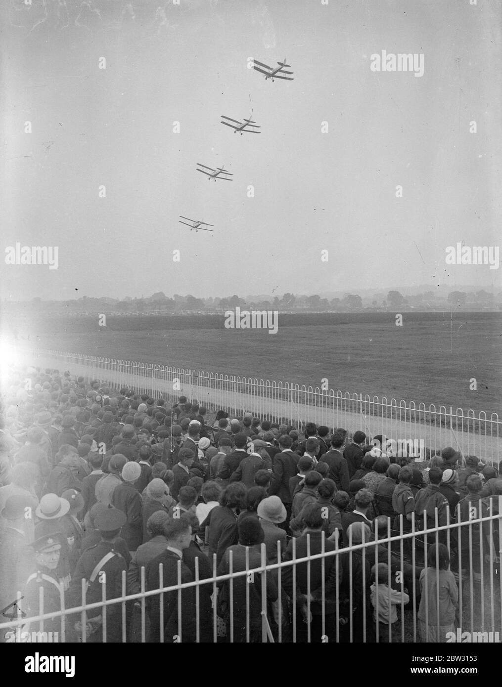 Riesige Menge beobachtet spannende Luftaufzug auf Hendon Air Pageant . Eine riesige Menge beobachtete spannende Ausstellung von Flug- und Luftakrobatik auf der Hendon Air Pageant, von der Royal Air Force, im Hendon Aerodrome, London. Flugzeuge fliegen über die Menge in Hendon . 25 Juni 1932 Stockfoto