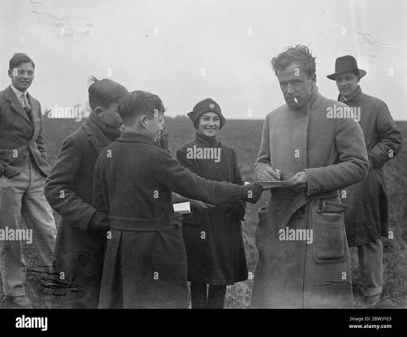 J A Mollison nimmt an Luftzug unmittelbar nach der Ankunft in England aus dem Kap. Herr JS Mollison, der nach dem Bruch des Flugrekordes von England nach Kapstadt aus Southampton erreichte, eilte nach Basingstoke, wo er an einem von Sir Alan Cobham erbrachten Luftzug teilnahm. Herr J A Mollison unterschreibt bei seiner Ankunft in Basingstoke Autogramme. 18 April 1932 . Stockfoto