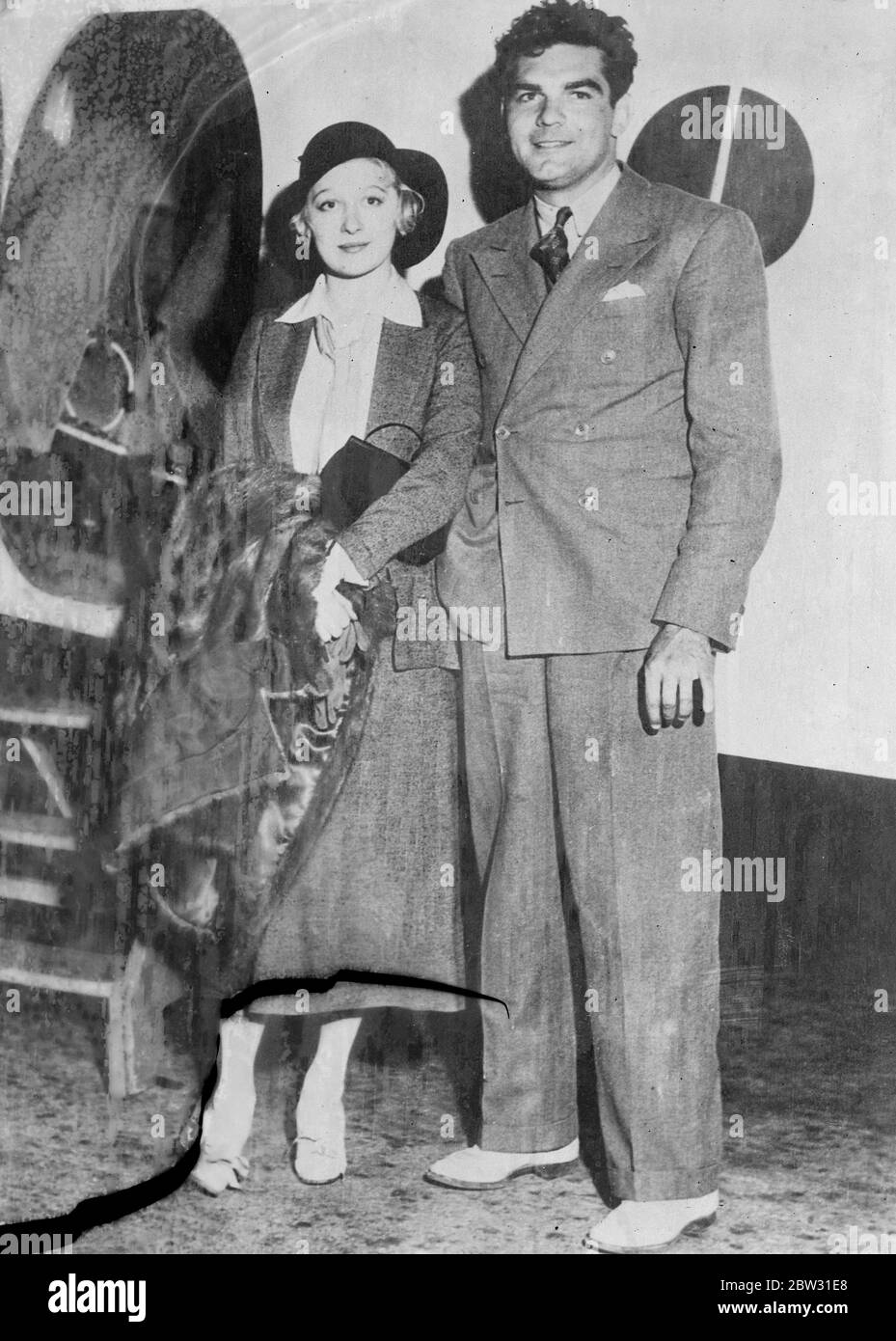 Greta Nissen und ihr Mann teilen sich. Miss Greta Nissen, der norwegische Filmstar, und ihr Ehemann, der Schauspieler Weldon Heyburn, haben sich entschieden, sich zu beteiligen. Sie sind erst seit sechs Monaten verheiratet, aber fanden, dass sie nicht zustimmen konnte. Ihre Ehe sorgte für Aufsehen, als sie Ende März nach Tiajuana ausloten. Miss Nissen und Weldon Heyburn zur Zeit ihres Elopements. 23. September 1932 Stockfoto