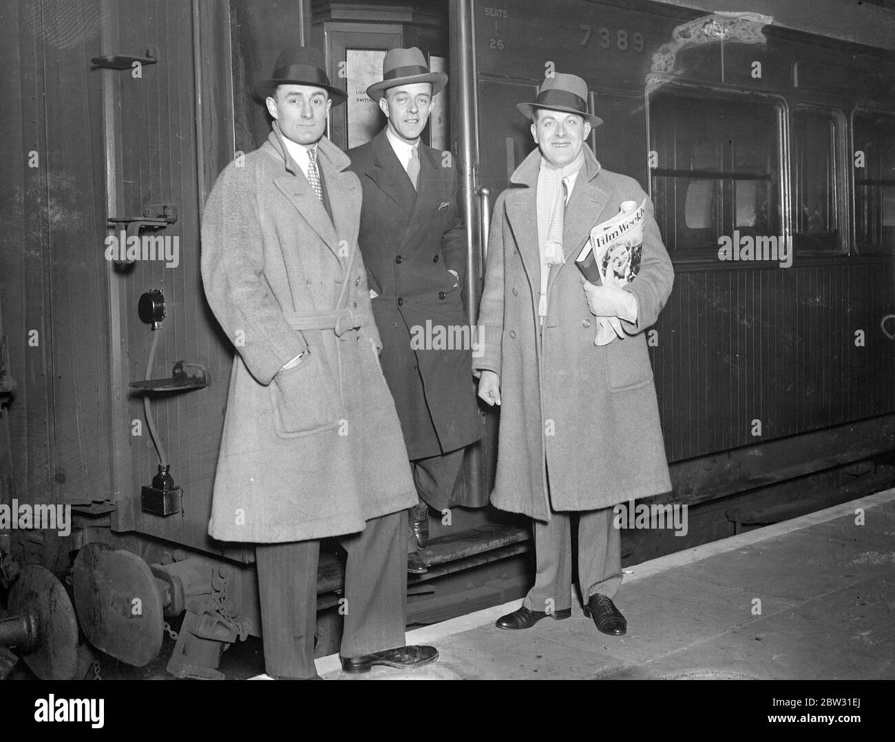 Schauspieler in die Wüste, um Film zu machen. Nur zwei weiße Schauspieler erscheinen mit tausend Eingeborenen. Henry Kendall und Vicor Stanley, die Filmschauspieler verließen London für Grand Bassam an der Elfenbeinküste Afrikas, wo sie tausend Eingeborene abholen werden, die in dem Film auftreten werden, der in der Sahara gedreht werden soll. Sie werden die einzigen weißen Männer sein, die im Film spielen. Arthur Woods, der Produktionsleiter (von links nach rechts) Victor Stanley und Henry kendall in Victoria Station, London vor der Abreise für die Saharato machen den neuen Film "Timbuctoo". 29. Januar 1932 Stockfoto