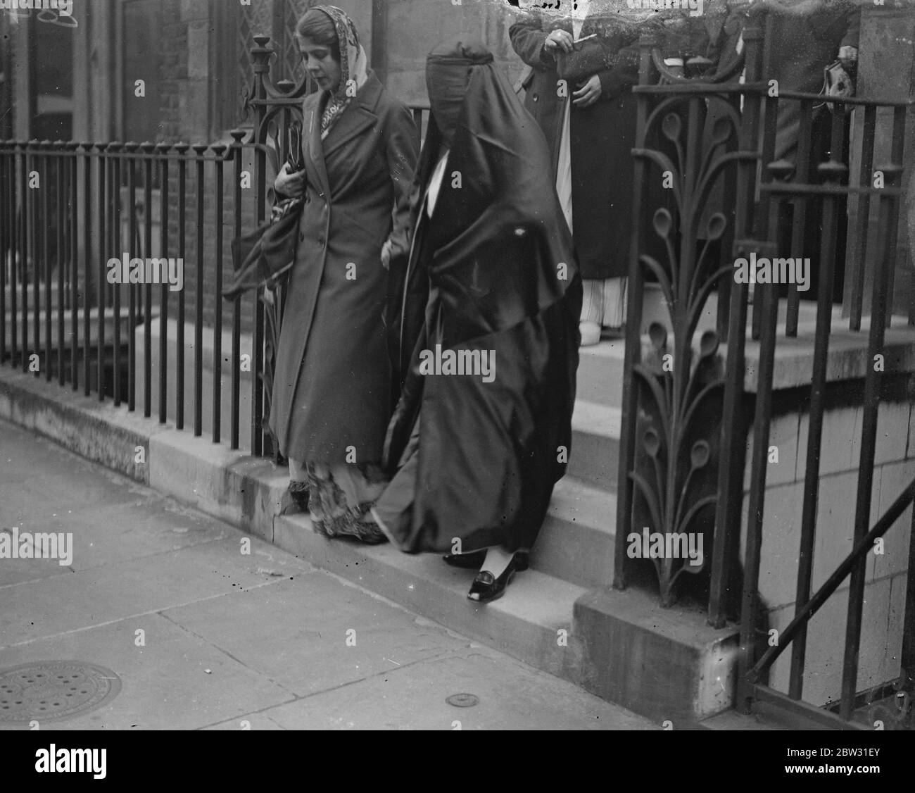Schwer verschleierte Lady Ali Shah Aga Khan ' s Mutter geht zum ersten Mal in London. Zum ersten Mal seit ihrer Ankunft in London, Lady Ali Shah, die 86 Jahre alte Mutter, von Aga Khan, die ihren ersten Besuch in London, verließ das Haus ihres Enkels, Prinz Aly Khan, in Mayfair, Tragen einen schweren Schleier . Lady Ali Shah, schwer verschleiert verlassen das Haus ihres Enkels in Mayfair. 30. September 1932 Stockfoto