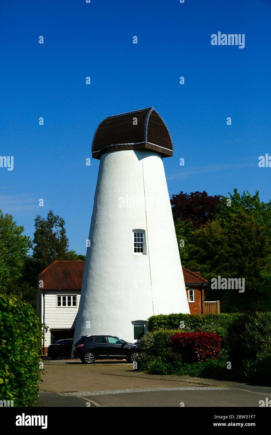 Restaurierte und umgebaute ehemalige Windmühle auf neuem Mill Court Wohngebiet, Bidborough, Kent, England Stockfoto