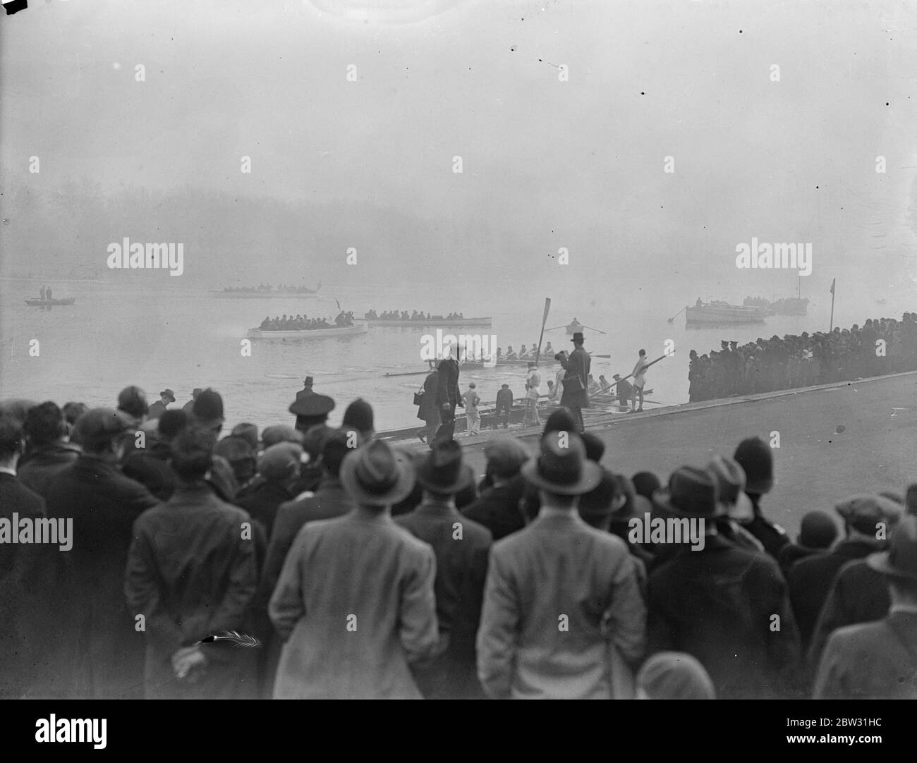 Das 84. Jährliche Bootsrennen zwischen Oxford und Cambridge an der Themse. Die Mannschaften nehmen Position zu Beginn des Rennens. 19 März 1932 Stockfoto