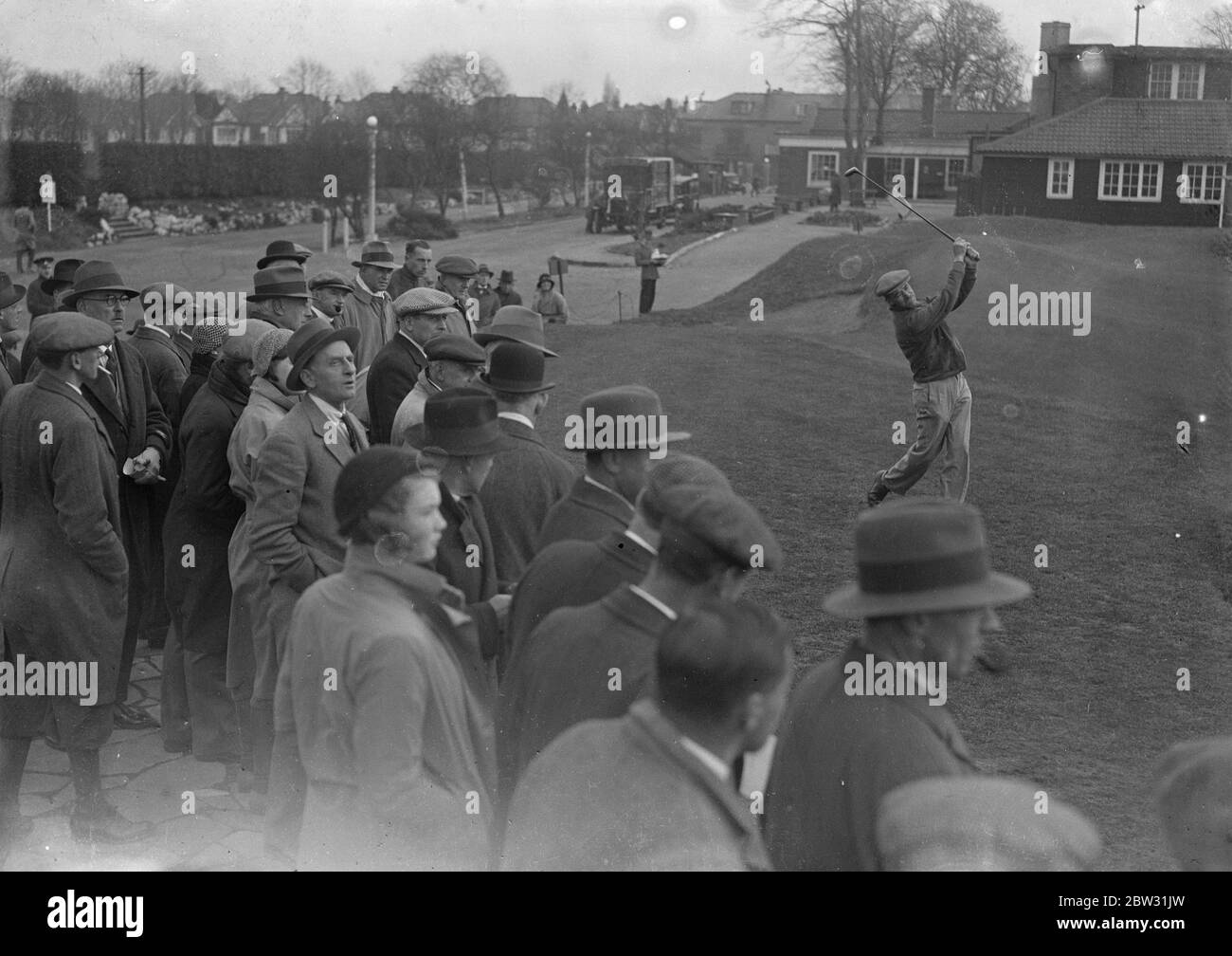 Das erste große Profi-Golfturnier des Jahres eröffnet. 72 Golfer, darunter Mitglieder des letzten Ryder Cup-Teams, treten im Einlaunenturnier, dem ersten großen Golf des Jahres im Roehampton Club, London, an. Jimmy Ockenden fährt von einer großen Menge beobachtet. April 1932 . Stockfoto