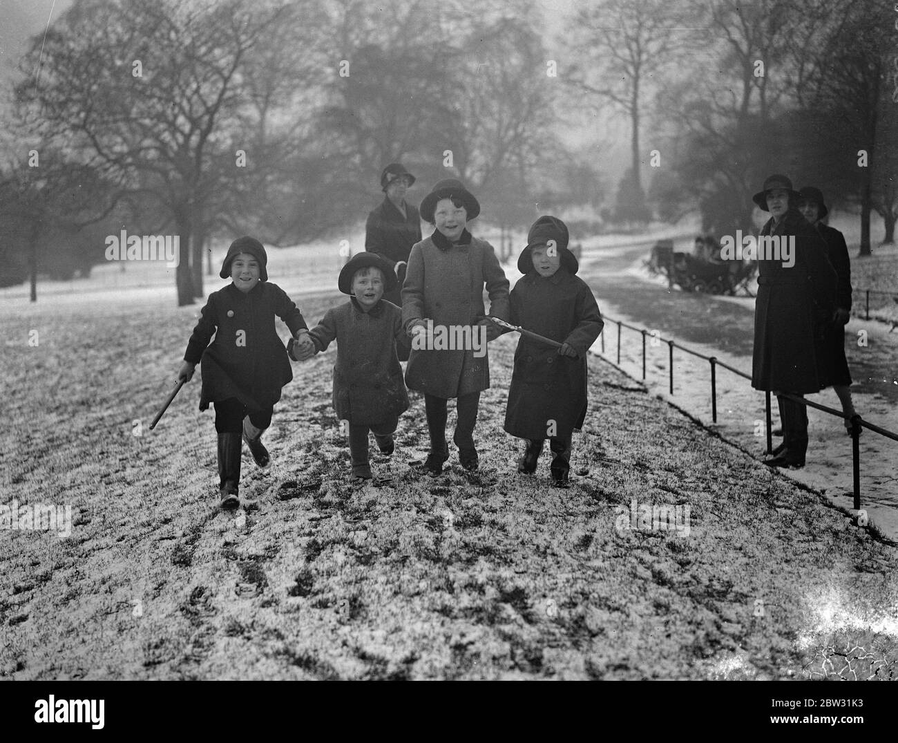 Gesellschaft Kinder genießen den Schnee im Park . Von links nach rechts, Connilla Pearson, William und Mary Clare Fitzgerald, Kinder von Colonel Fitzgerald und Colin Coey, genießen die Frische des Schnees im Hyde Park, London. 10 Februar 1932 Stockfoto