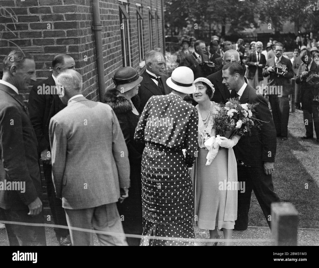 Duke und Duchess of York besuchen Kriegsopfer Industriezentrum in Surrey . Der Herzog und die Herzogin von York einen Besuch der Ex-Dienste Wohlfahrt Gesellschaft ' s Industrial Center in Leatherhead, Surrey. Die Herzogin von York wird von der Marchioness von Carisbrook bei der Ankunft. 27 Juni 1932 Stockfoto