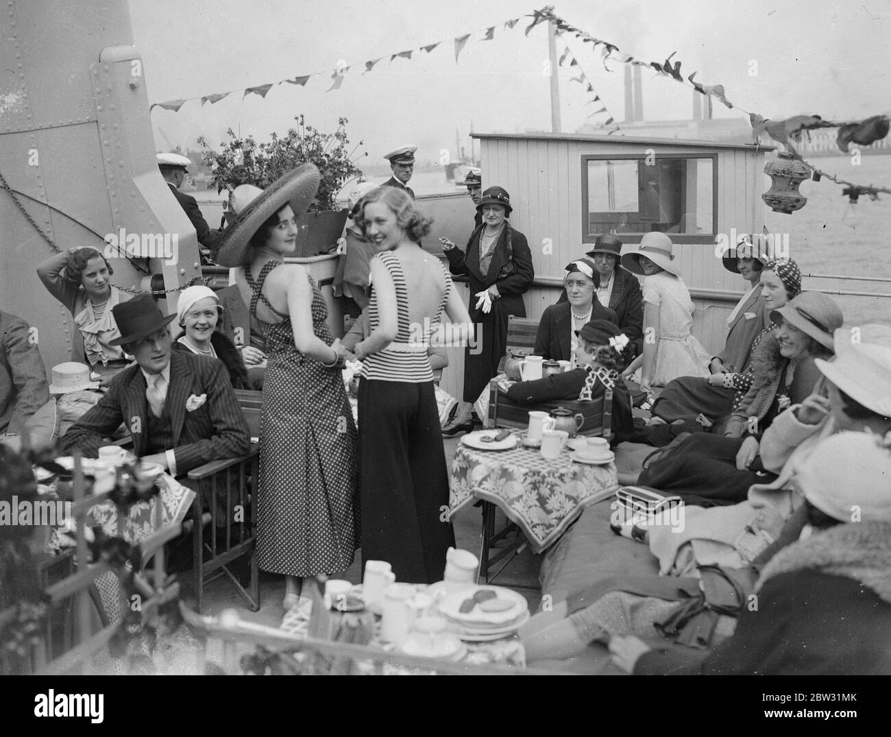 Szenen an Bord des Showboots auf der Themse. Mannequins zeigt Strandkleidung. 24 Juni 1932 Stockfoto