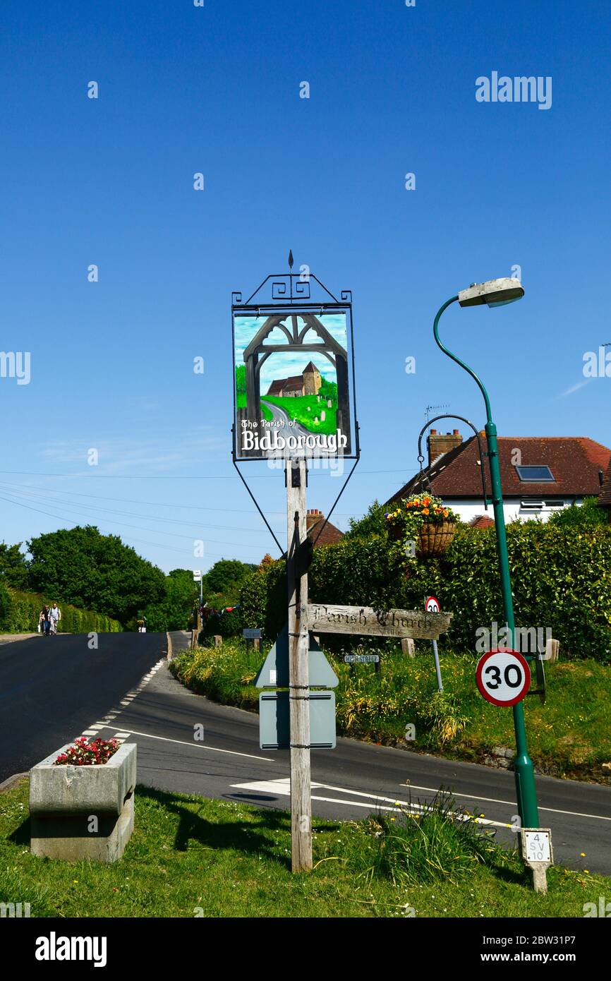 Bidborough Dorfschild mit Gemälde der Pfarrkirche und hängenden Korb, Bidborough, Kent, England Stockfoto