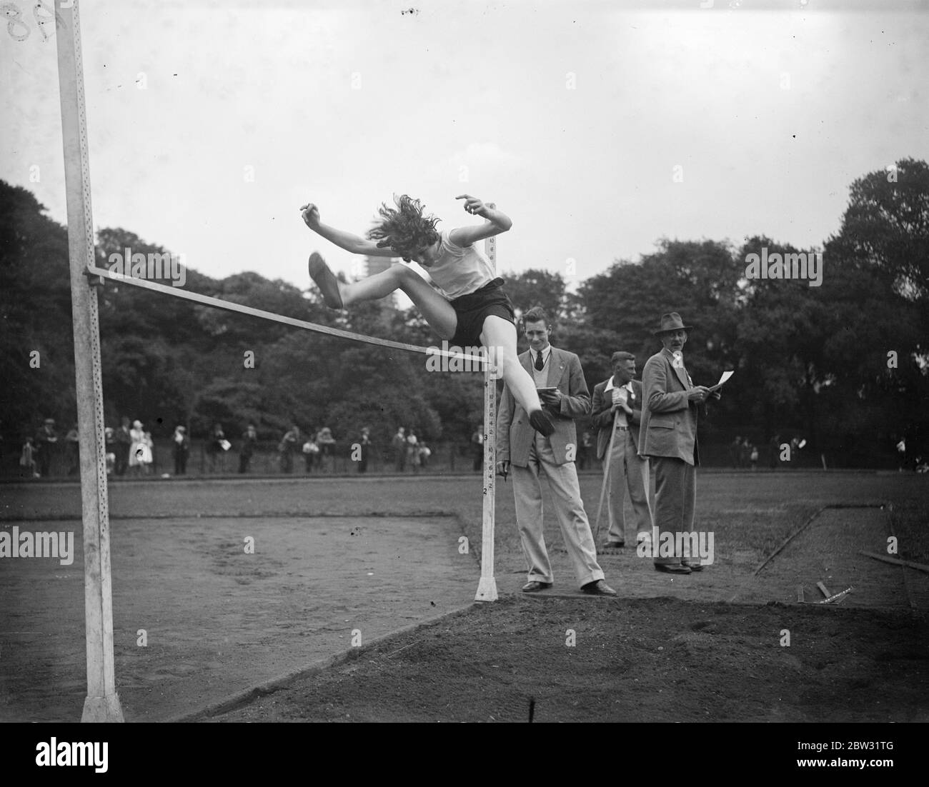 Miss Grenner gewinnt Hochsprung bei Polytechnic Ladies Sports. Miss E Greener, den Hochsprung beim Polytechnic Ladies Athletic Club Sporttreffen im Battersea Park, London zu gewinnen. 16 Juli 1932 Stockfoto