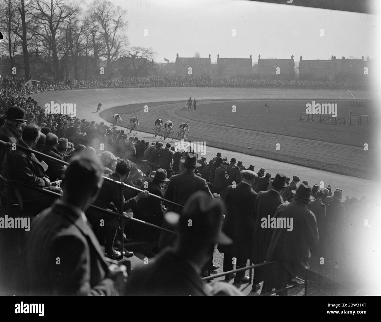 Tolles Karfreitag Radfestival in Herne Hill. Das jährliche Karfreitag Radfestival eröffnete die Streckensaison in Herne Hill, London. Ein Teil der großen Menge, die eines der Rennen im Gange beobachtet. 25 März 1932 Stockfoto