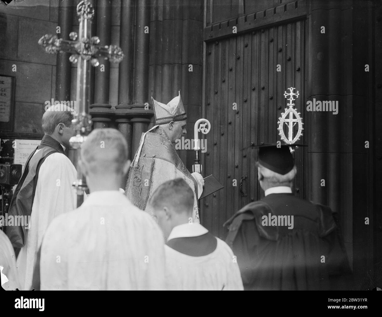 Neuer Bischof von Southwark thront in Southwark Kathedrale. DR R G Parsons, der neue Bischof von Southwark, wurde in Southwark Cathedral, London mit alten Zeremonie. Der neue Bischof von Southwark klopft an der Tür der Kathedrale für die Aufnahme, nach dem Brauch, bei seiner Ankunft für die Inthronisation Zeremonie. 23 Juli 1932 Stockfoto