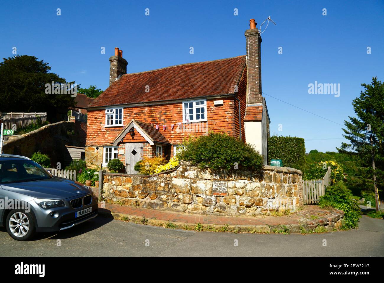 Malerisches historisches Cottage mit vertikalen Fliesen typisch für Kentish Weald, Bidborough, Kent, England Stockfoto