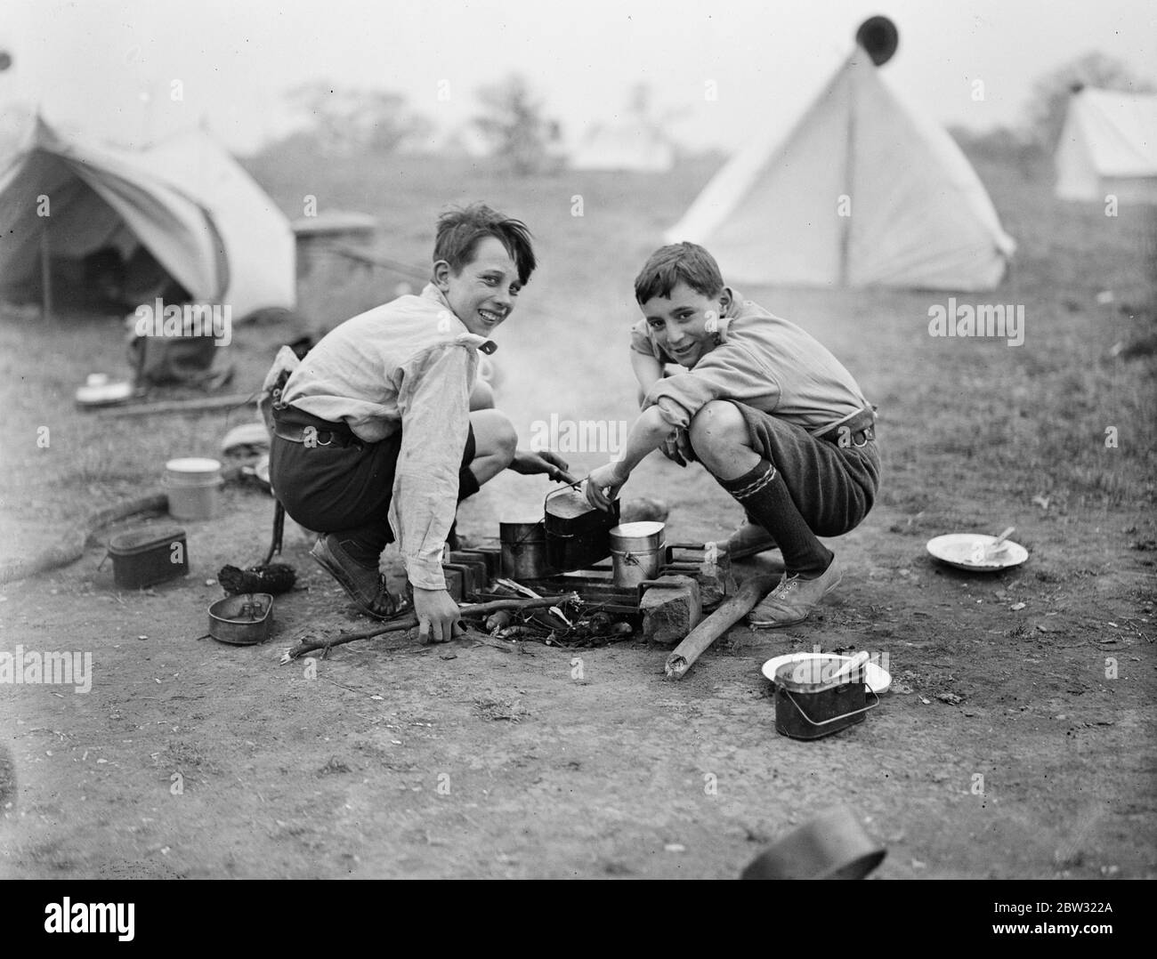 Pfadfinder bereiten das Essen unter Leinwand im Gilwell Park . 27 März 1932 Stockfoto