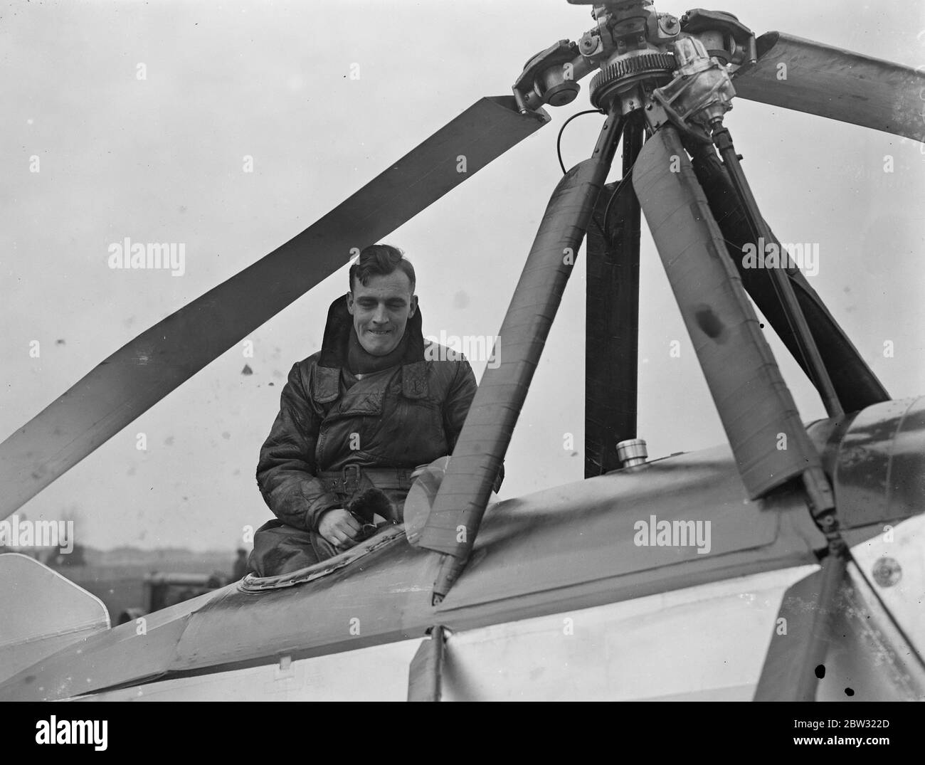 Junger Londoner Pilot macht einen Autogiro-Flug zum Kap. Mr J N Young ein ehemaliger Pilot der Royal Air Force macht den ersten Langstreckenflug in einer Autogiro-Maschine, von England nach Kapstadt Südafrika. Er plant, Hanworth Aerodrome, Middlesex, in der Morgendämmerung morgen, Mittwoch verlassen. Mr JH Young mit seinem Autogiro Flugzeug in Hamworth, bereit für den Versuch. 19 April 1932 . Stockfoto