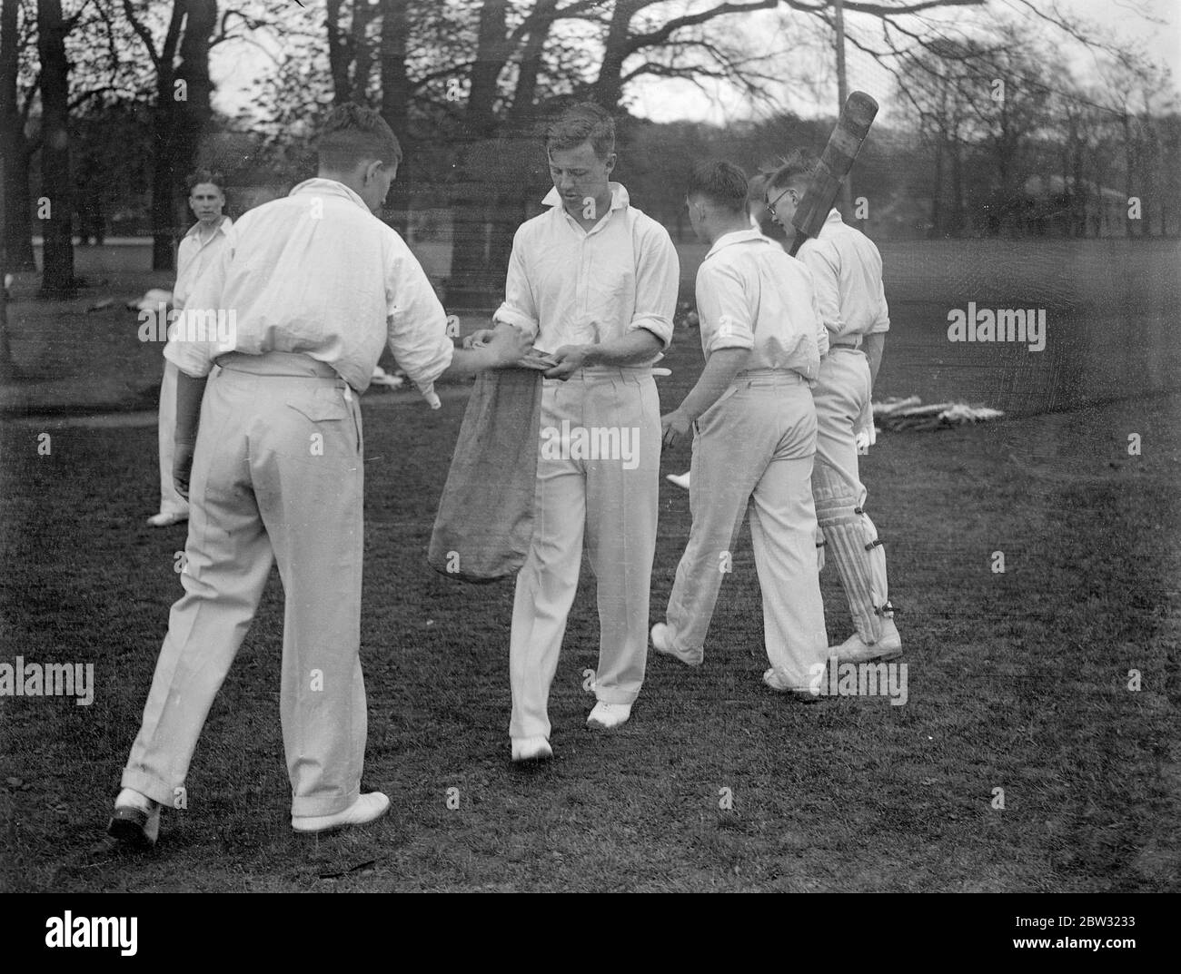 Kent Cricketer Trainer Riese Dulwich College Schuljunge Hoffnung. H T Bartlett, von Dulwich College, London, wird erwartet, dass einer der größten Kricketspieler Englands und gilt als eine Zukunft beste Hoffnung von vielen, hat sein Spiel beobachtet. Er ist 6 Fuß drei Zoll groß, und wird mit anderen Spielern von C S Marriott, dem berühmten Kent Bowler trainiert. H T Bartlett, in der Praxis am Dulwich College, London. 30. April 1932 Stockfoto