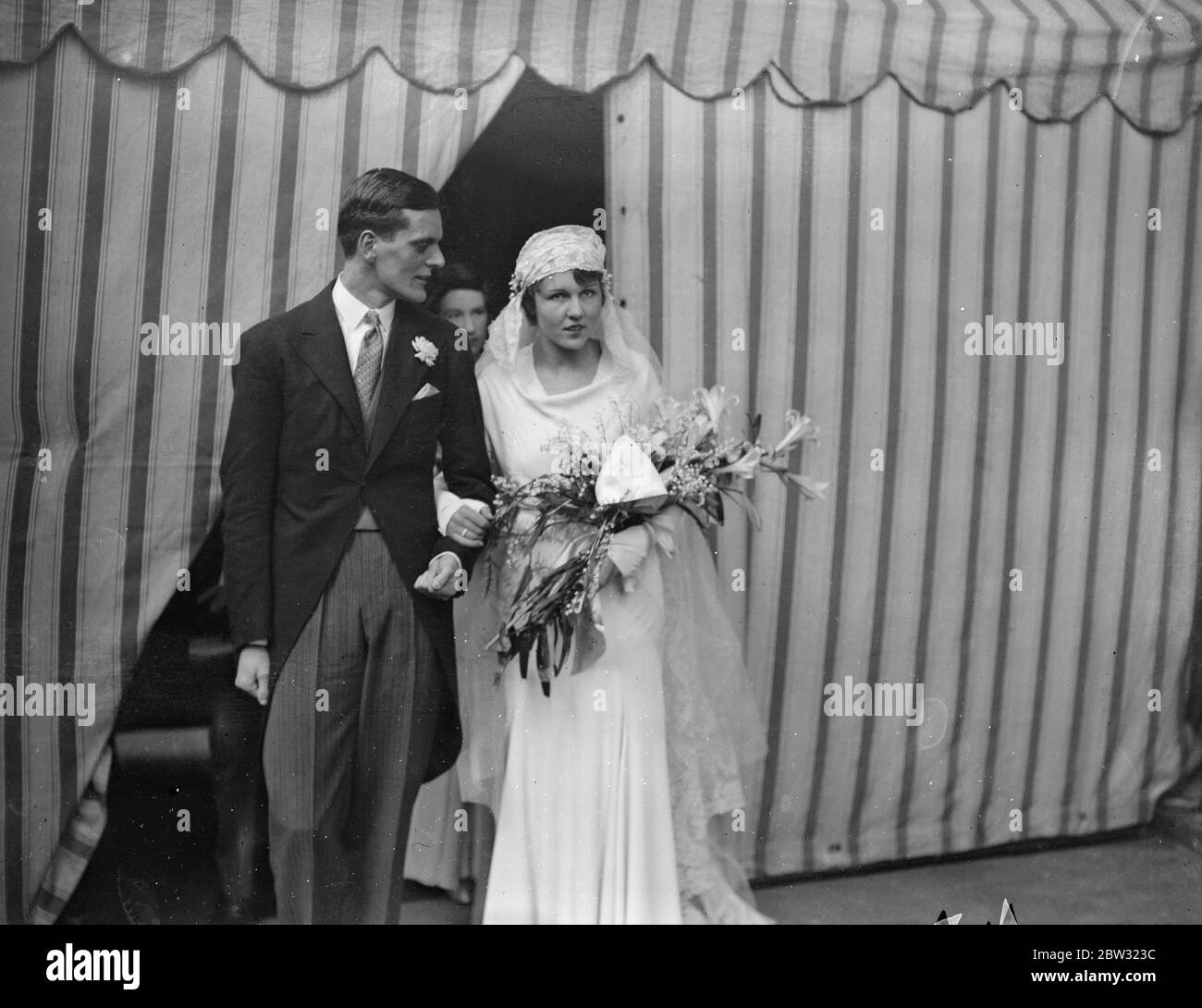 St. Patricks Tag Hochzeit für Nichte des Herrn St. Deutsche. Miss Elizabeth Eliot, eine Nichte von Lord St Germans, wurde am St. Patricks Day in St Georges, Hanover Square, London, Herrn Thomas James, ein Neffe von Lord Northbourne verheiratet. Die Braut und Bräutigam verlassen die Kirche nach der Zeremonie. 17 März 1932 Stockfoto