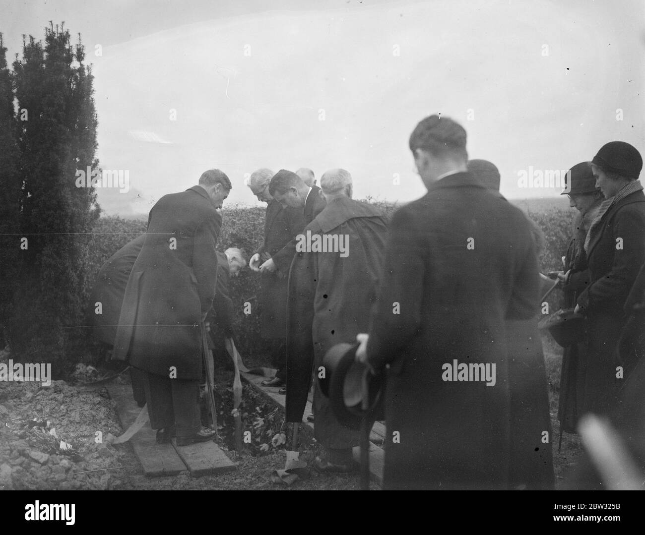 Premierminister und seine Familie besuchen Beerdigung seiner Tante in Ardingly. Herr Ramsay Macdonald, der Premierminister, nahm mit seinen Söhnen, Malcolm und Alastair und seinen Töchtern Ishbel an der Beerdigung von Ardingly, Sussex seiner Tante, Frau Isabella Ramsay, Teil. Der seit 47 Jahren Krankenschwester in der Familie von Herrn und Frau Hett von Ardingley ist und im Alter von 84 Jahren gestorben ist. Der Premierminister nach der Leibeigenfolge bei der Beerdigung . 24. September 1932 Stockfoto