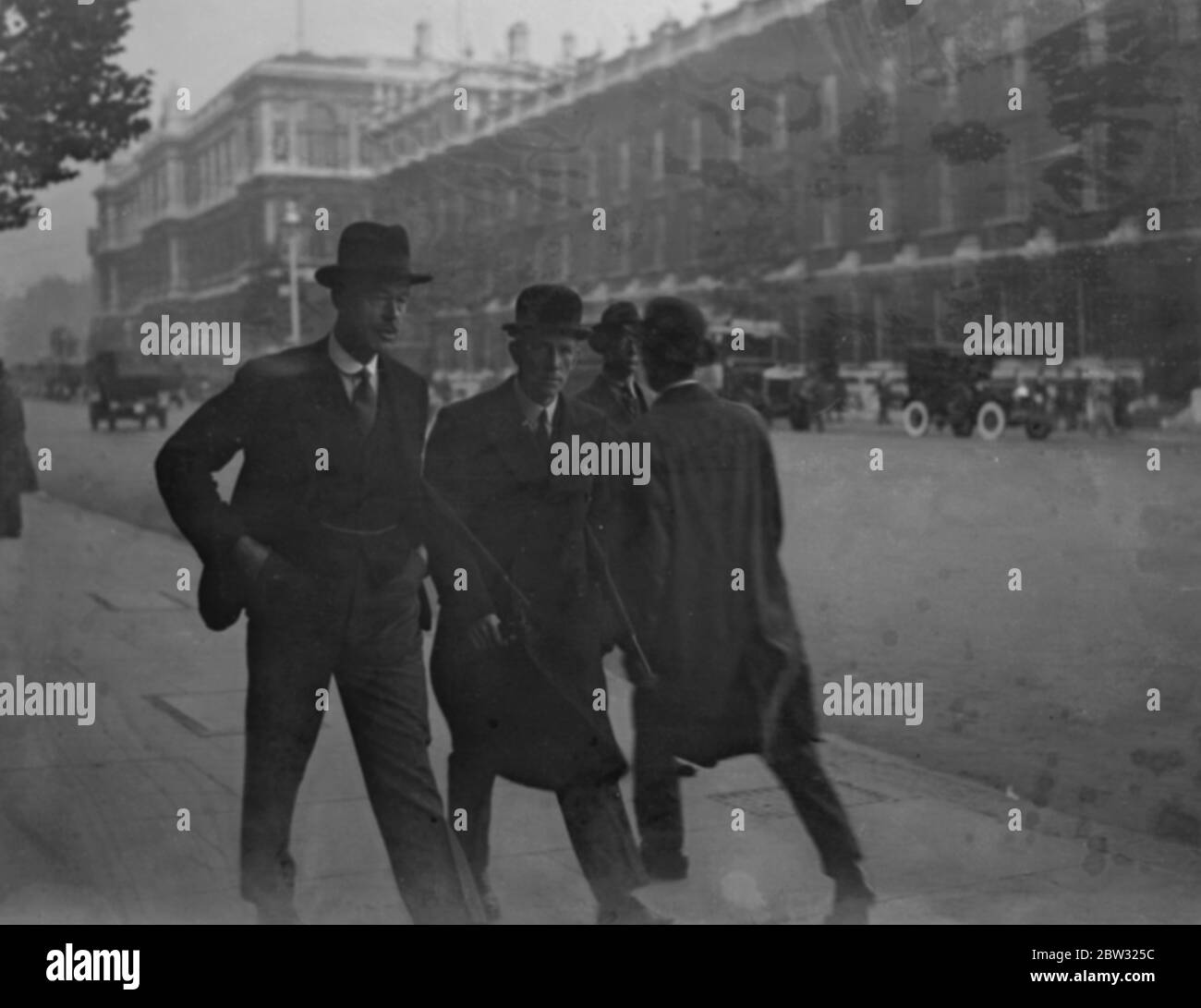 Ehemaliger Luftchef, um die Stadtpolizei umzumodellieren. Col der Hon Maurice Drummond, C M G, D S O, ein ehemaliger Leiter des Luftministeriums, wurde ernannt, um Lord Trenchard, der Polizeikommissar zu helfen, die metaploitanische Polizei zu reorganisieren. Col Drummond hält bereits die Ernennung von persönlichen Assistenten der Kommissar für Polizei, Col Drummond ist der Bruder von Sir Eric Drummond Generalsekretär des Völkerbundes. Col der Hon Maurice Drummond CMG, DSO (links) mit HM Howgrave Graham OBE, Sekretär der Polizei Kommissar auf dem Weg nach Scotland Yard. Oktober 1932 Stockfoto