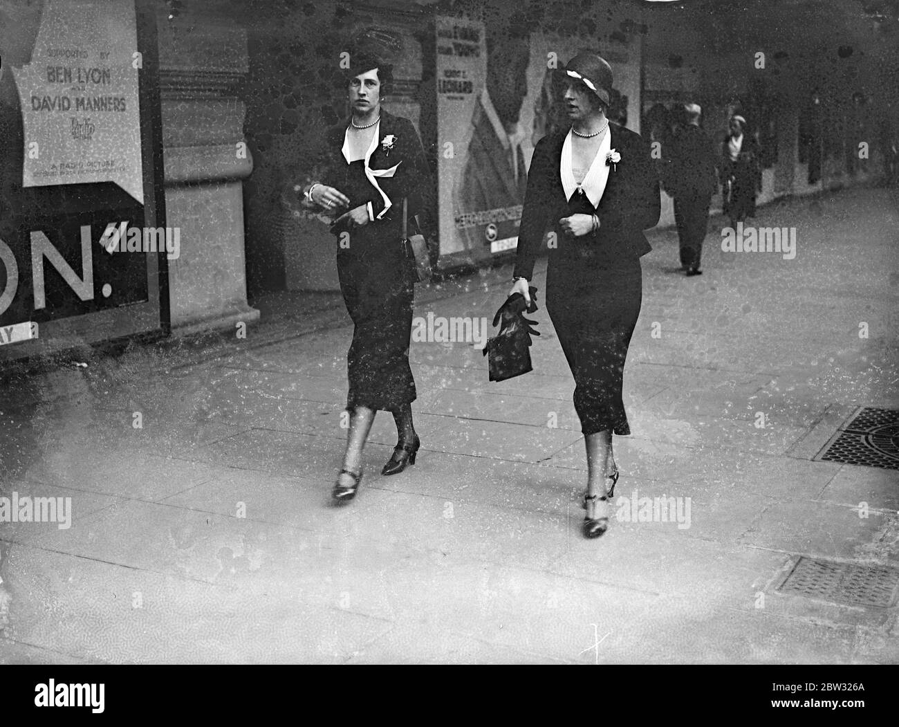 Prinzessin Helen von Rumänien draußen im West End von London. Prinzessin Helen von Rumänien (rechts) zu Fuß in der West End von London, auf einem Besuch in einem Londoner Varieté-Theater. Bis 13. August 1932 Stockfoto