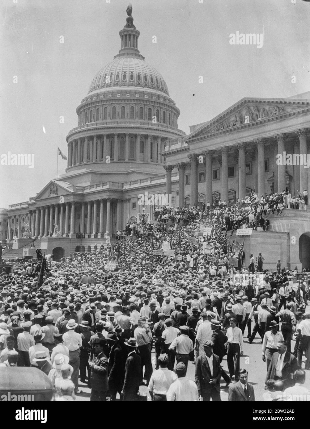 Truppen rief in Washington, um Bonus Armee Marschern aus der Hauptstadt klar, zwei Tote, sechzehn Verwundeten im Kampf. Zwei Menschen wurden getötet und sechzehn verletzt in einem Kampf zwischen der Polizei und den Demonstranten der "Bonus Army" vor der Hauptstadt in Washington. Kavallerie und Soldaten mit festen Bajonett ' s wurden in die Stadt geeilt, um die Gebäude zu bewachen und Ordnung zu halten. Bonus Armee Demonstranten auf den Stufen der Hauptstadt in Washington, während einer Demonstration. Ein Bild gerade in London erhalten. 29 Juli 1932 Stockfoto