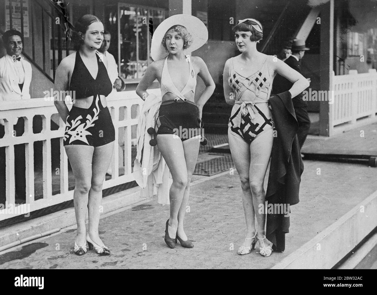 Gewagte Badekleidung bei der Pariser Parade gezeigt. Einige der wagemutigsten Badekleidung, die je entwickelt wurde, wurden bei einer Parade neuer Badebekleidung in den Molitor Bädern in Paris gezeigt. Einige der neuen Kostüme während der Parade gesehen. 21 Juni 1932 Stockfoto