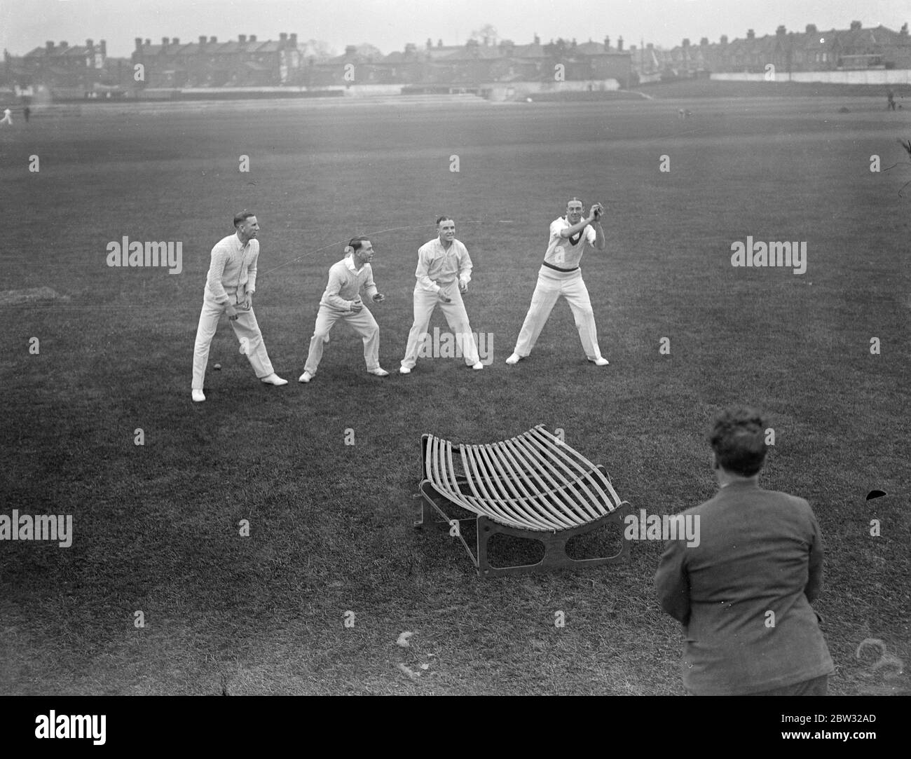 Essex County Cricket Club Praxis eröffnet in Leyton. Die Essex County Cricket Club begann ihre Praxis für die kommende Saison in Leyton, Essex. Üben während einer Verhandlung in Leyton . Enthalten sind Sheffield, Pope, Nichols, und Eastman. 25. April 1932 Stockfoto